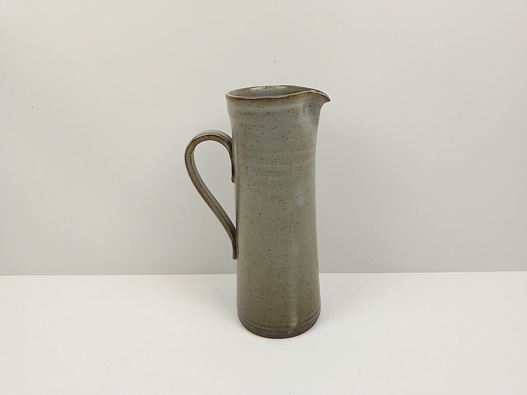 Pitcher in speckled sandstone 27 cm