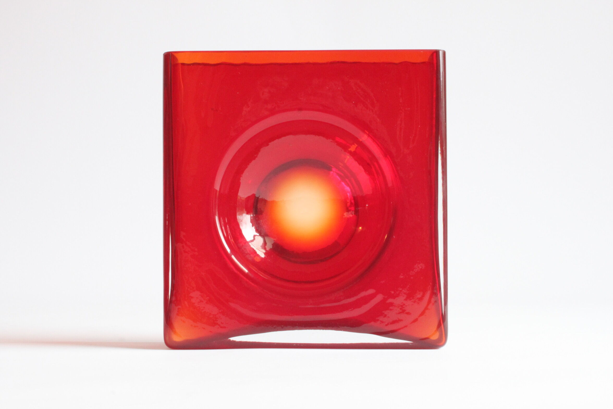 Diabolo red lens vase by Christian Tortu