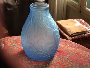 Vase de verre bleu clair 1930