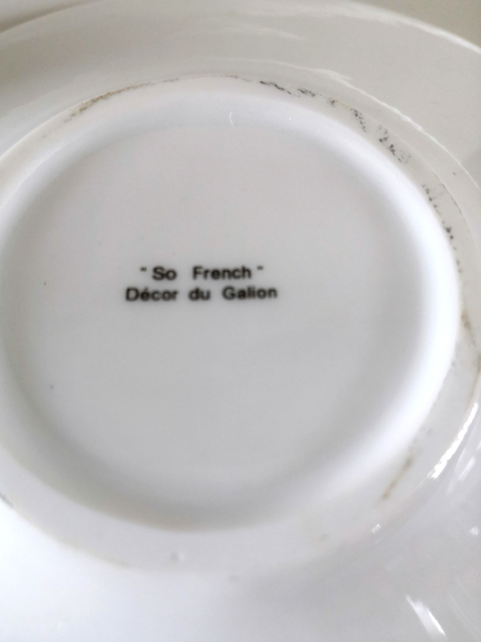 So French design saucer, décor of the Galion
