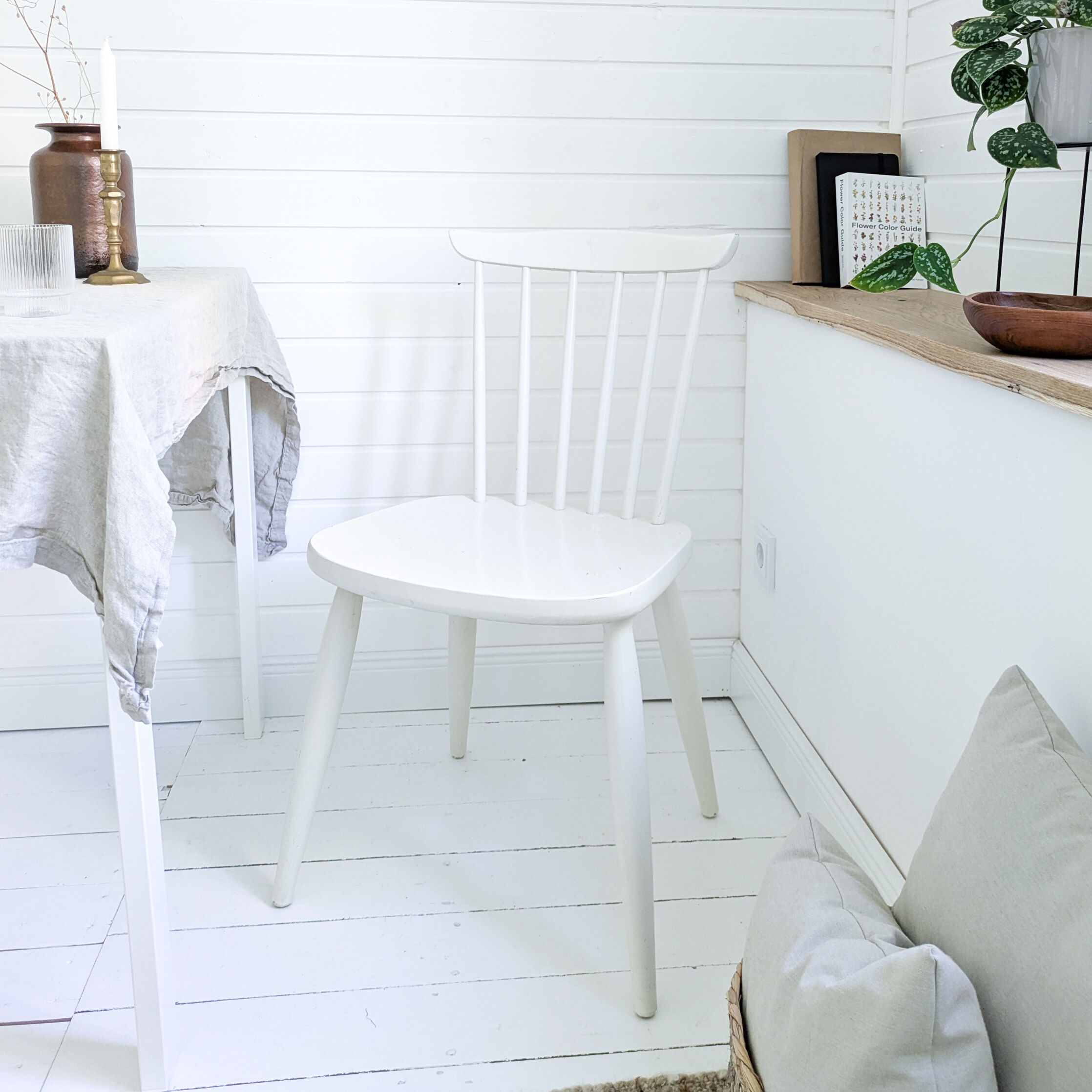 Chaise vintage blanche en bois