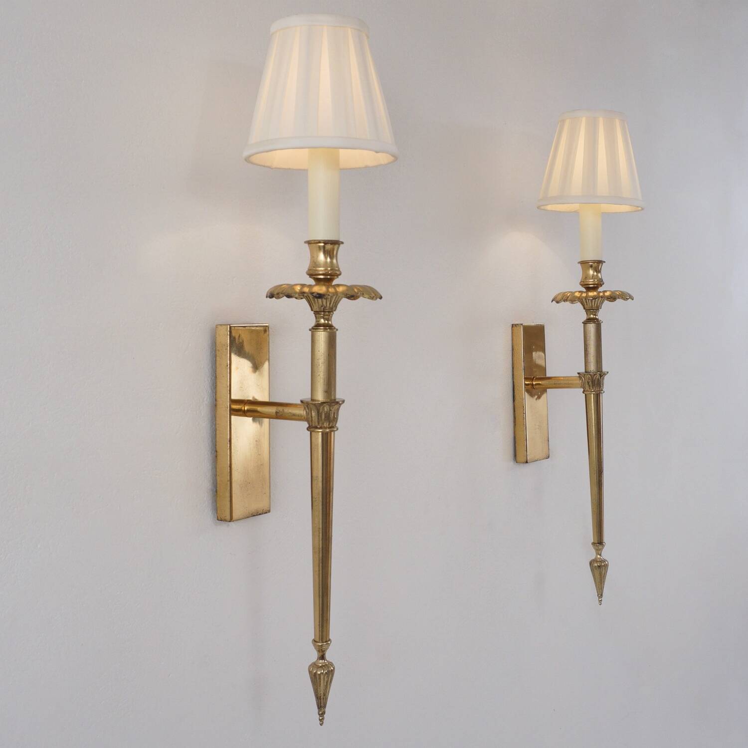 Paire de lampes murales en laiton de style néoclassique, acanthe, années 1950 françaises.