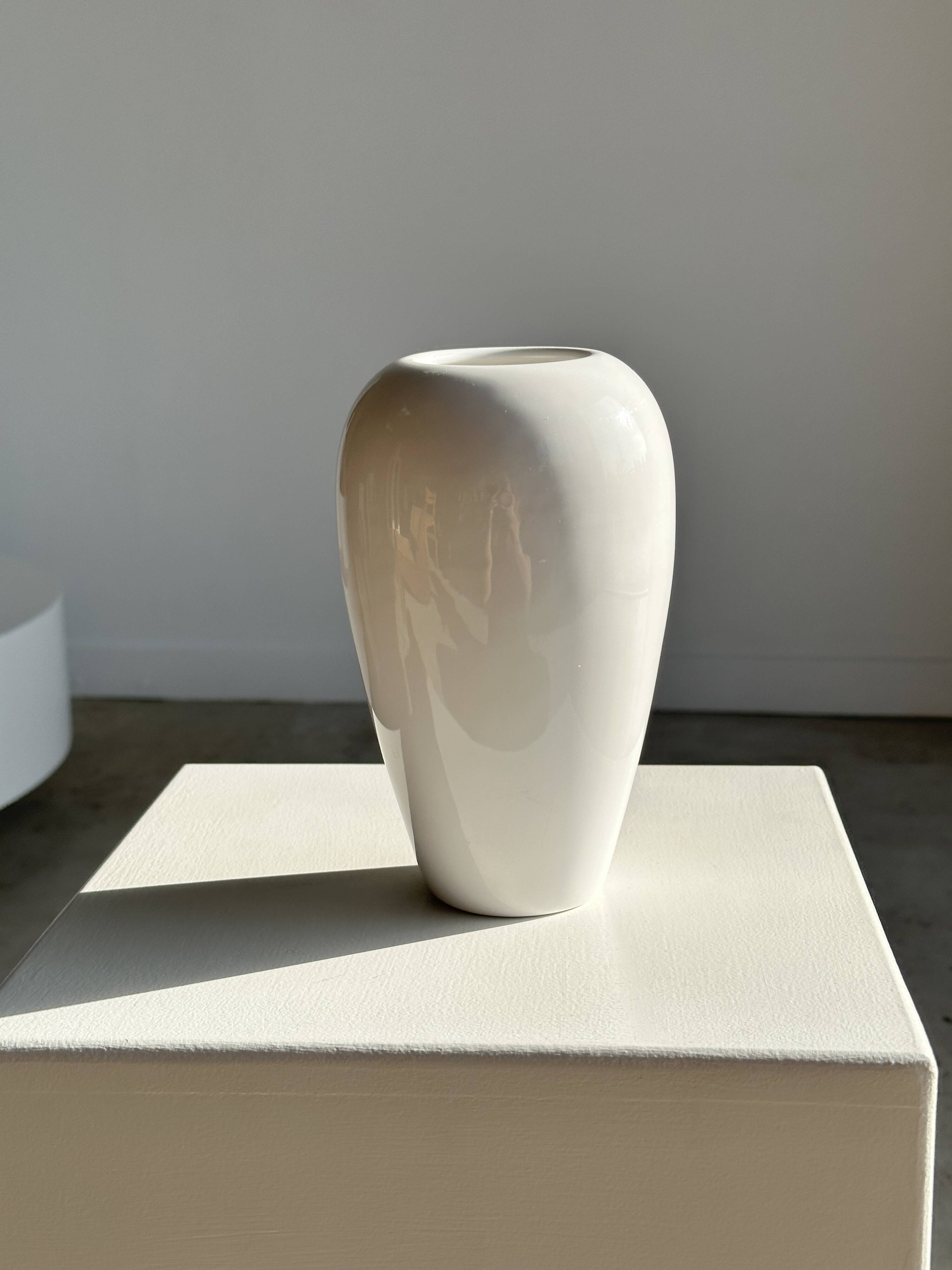 Oblong white vase H:20cm