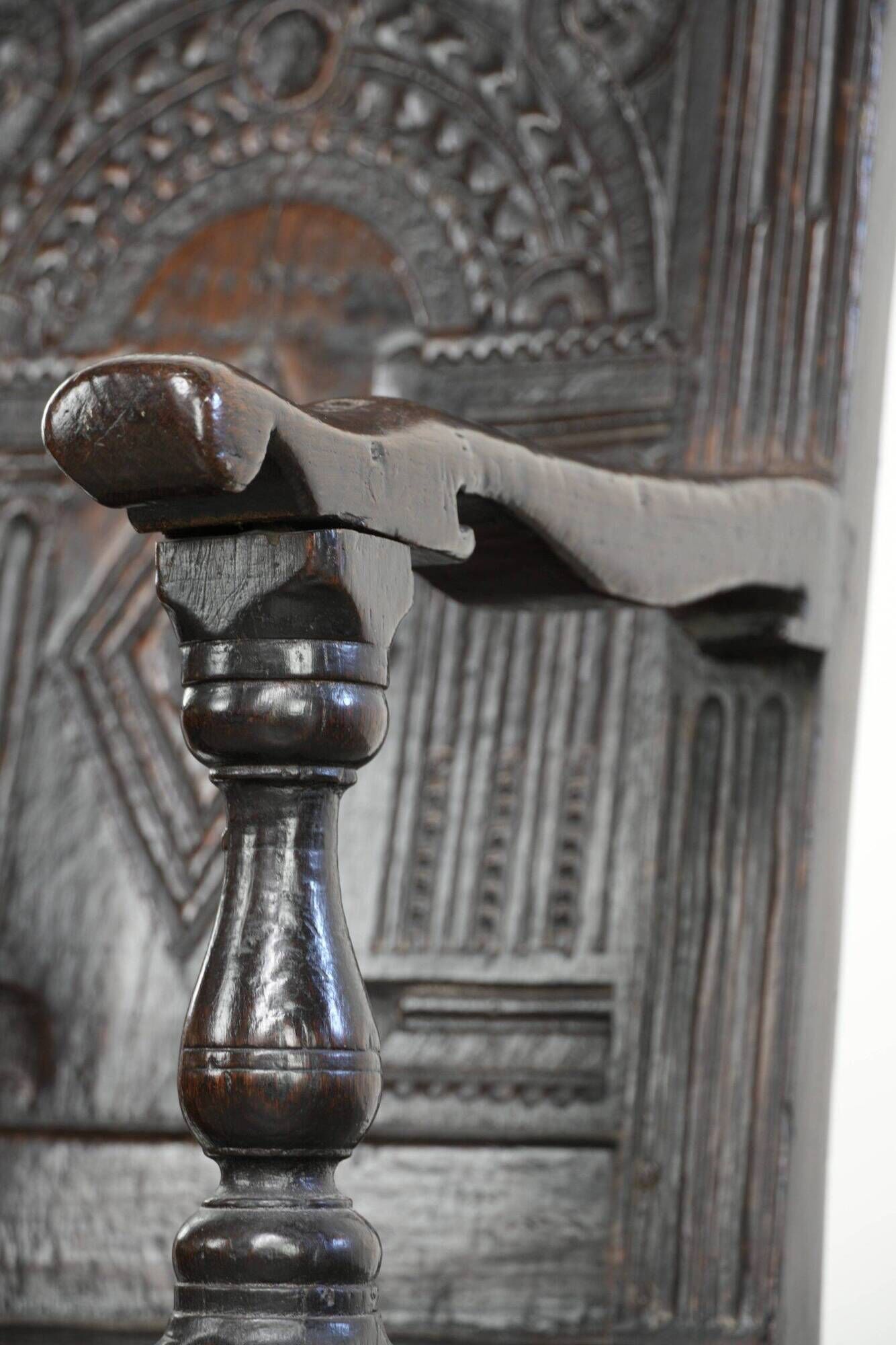 Antique English oak chair / wainscot chair from the 17th century