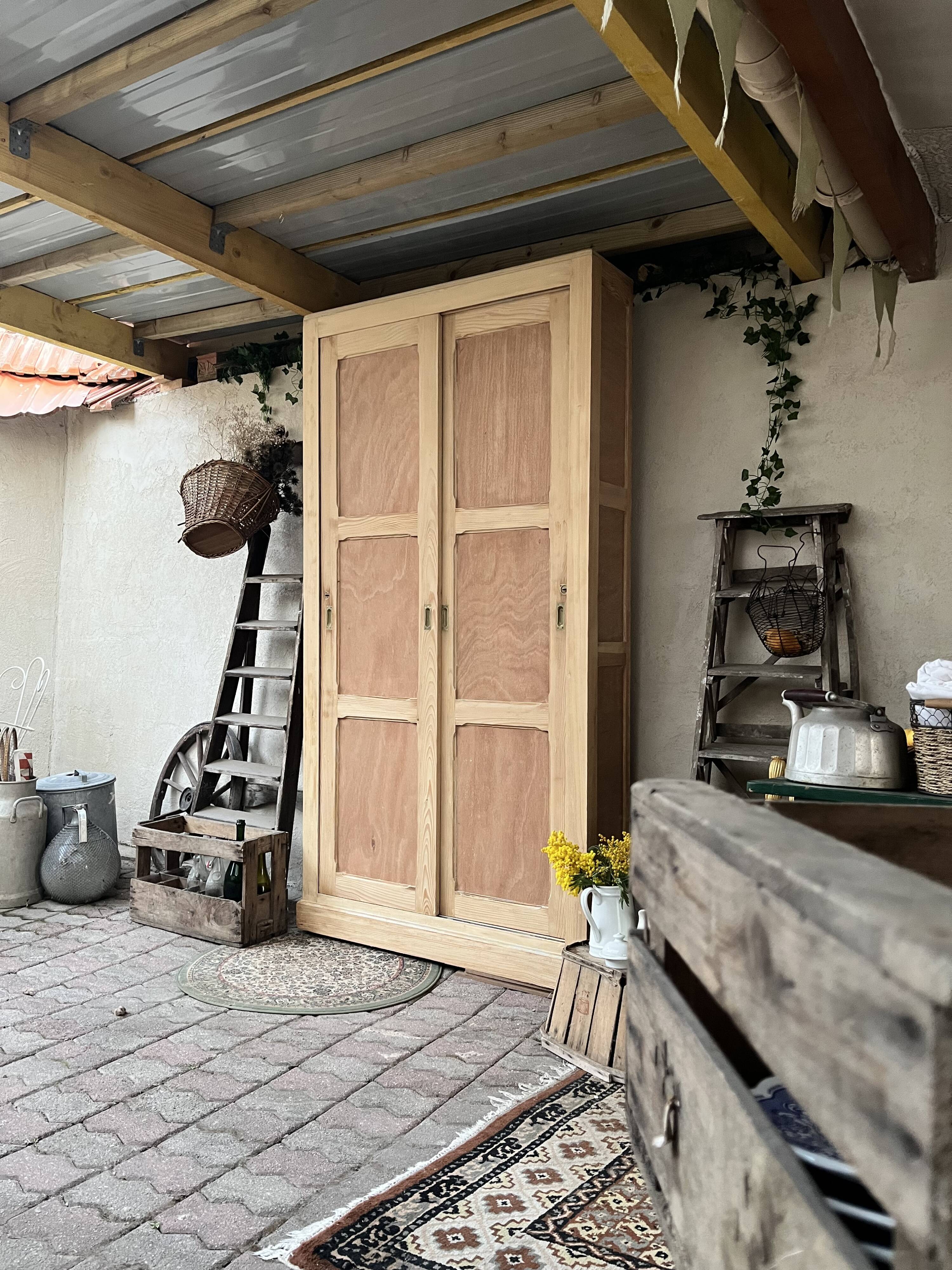 Meuble de métier, armoire en bois