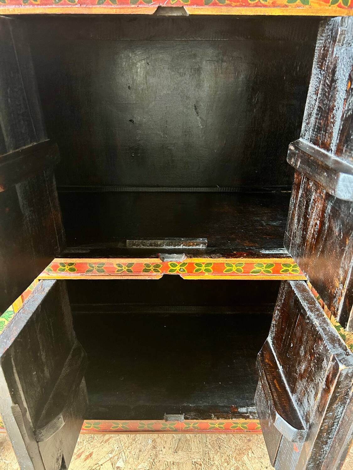 Buffet tibétain ancien peint à la main