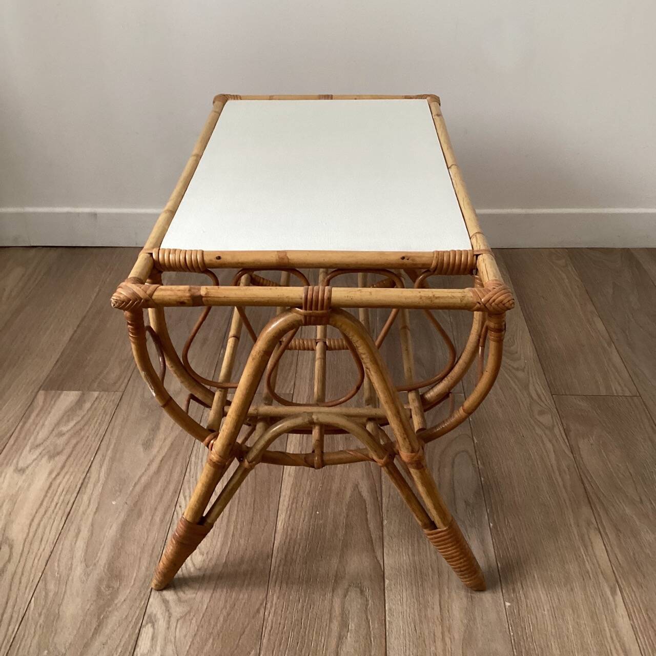 Tabler basse en rotin avec porte-revues