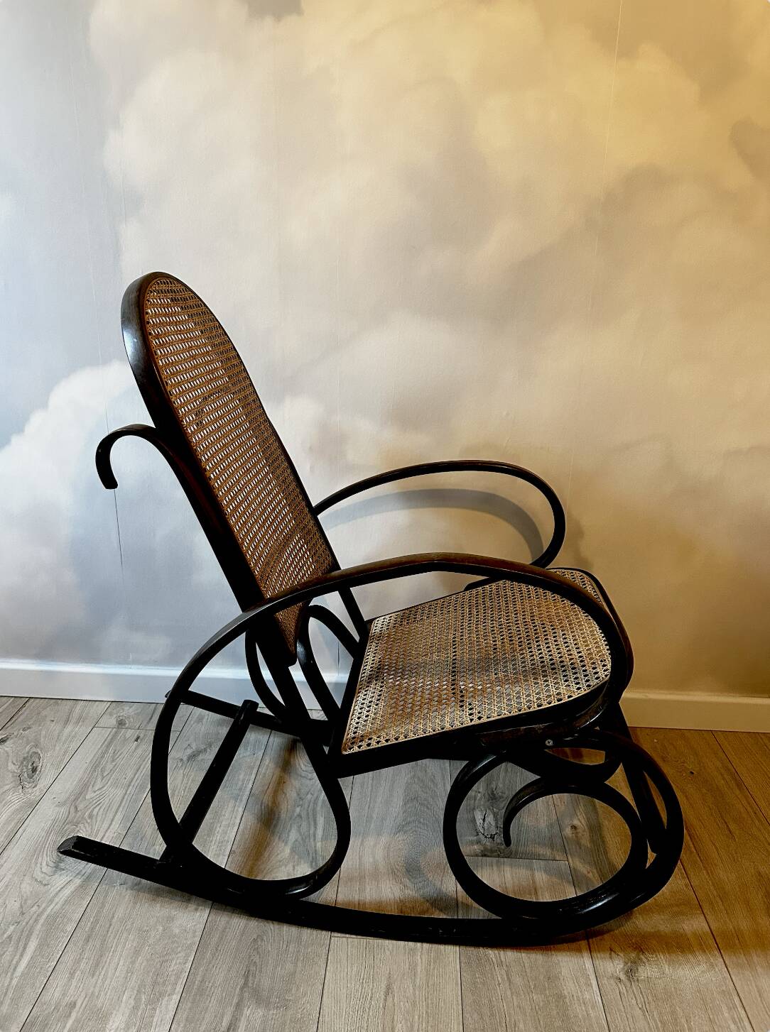 Rocking chair en bois courbé et cannage