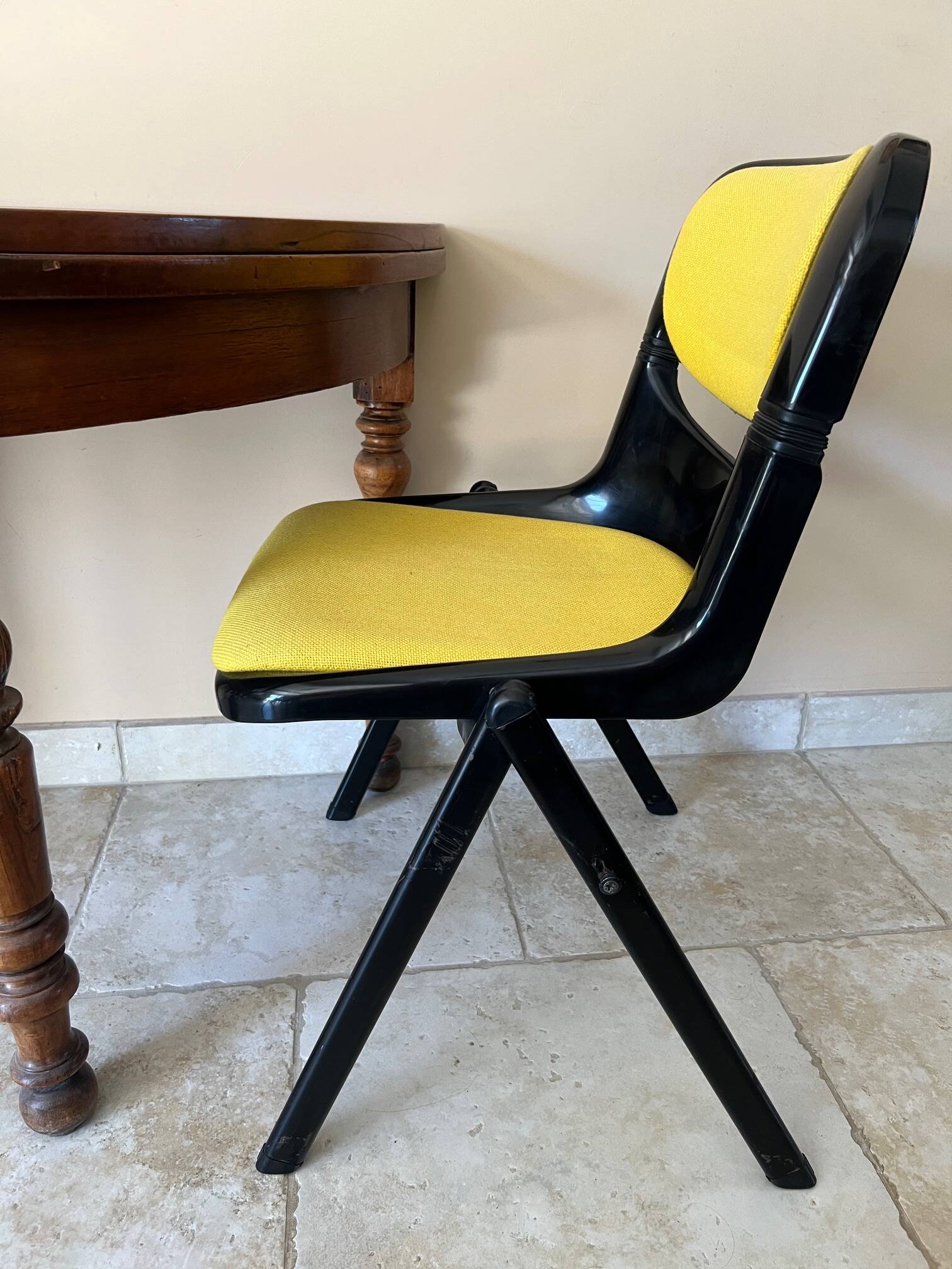 6 back chairs Emilio Ambasz & Giancarlo Peretti, yellow armchair