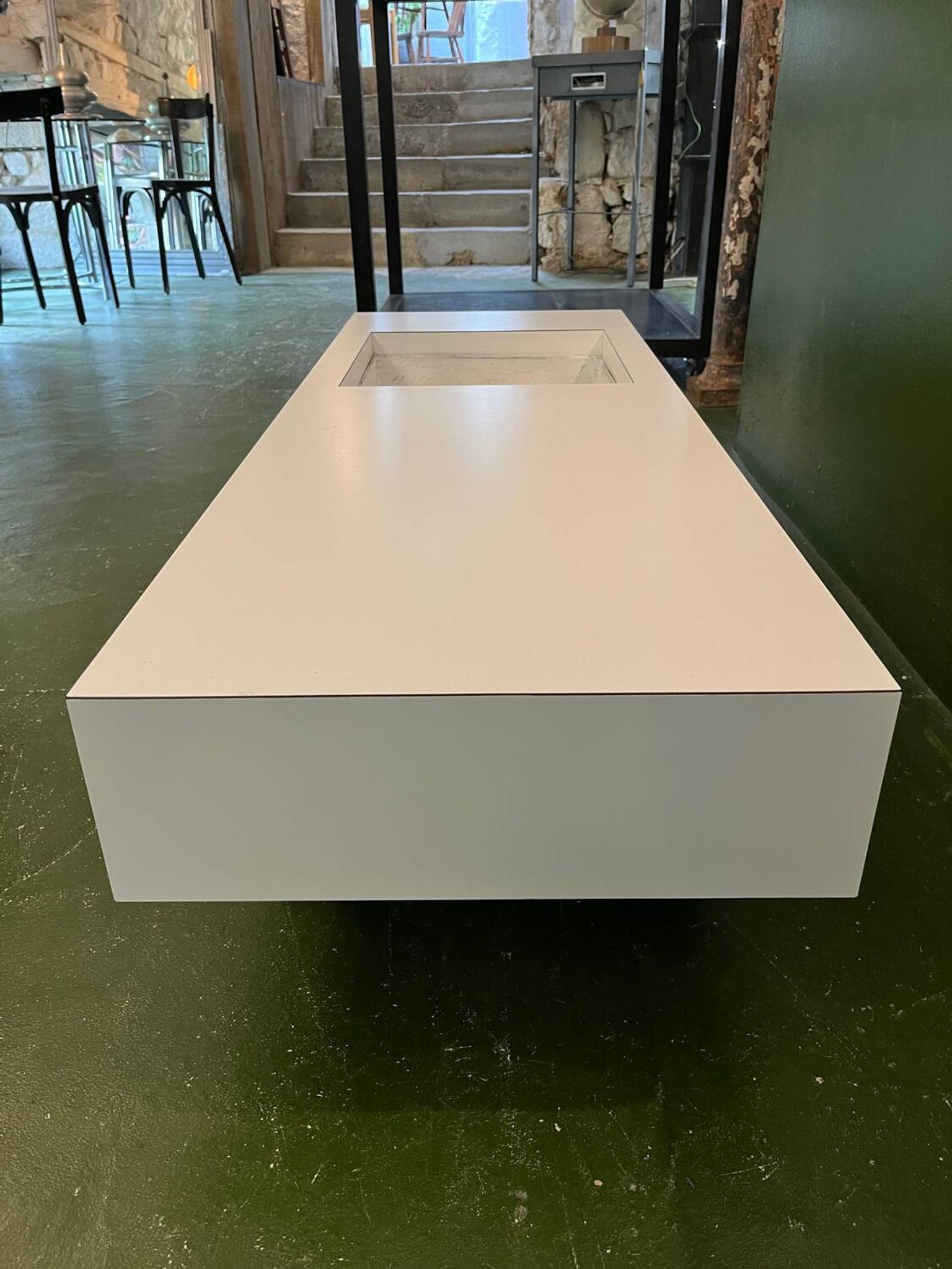1970s jardinière table in white formica made by Roche Bobois.