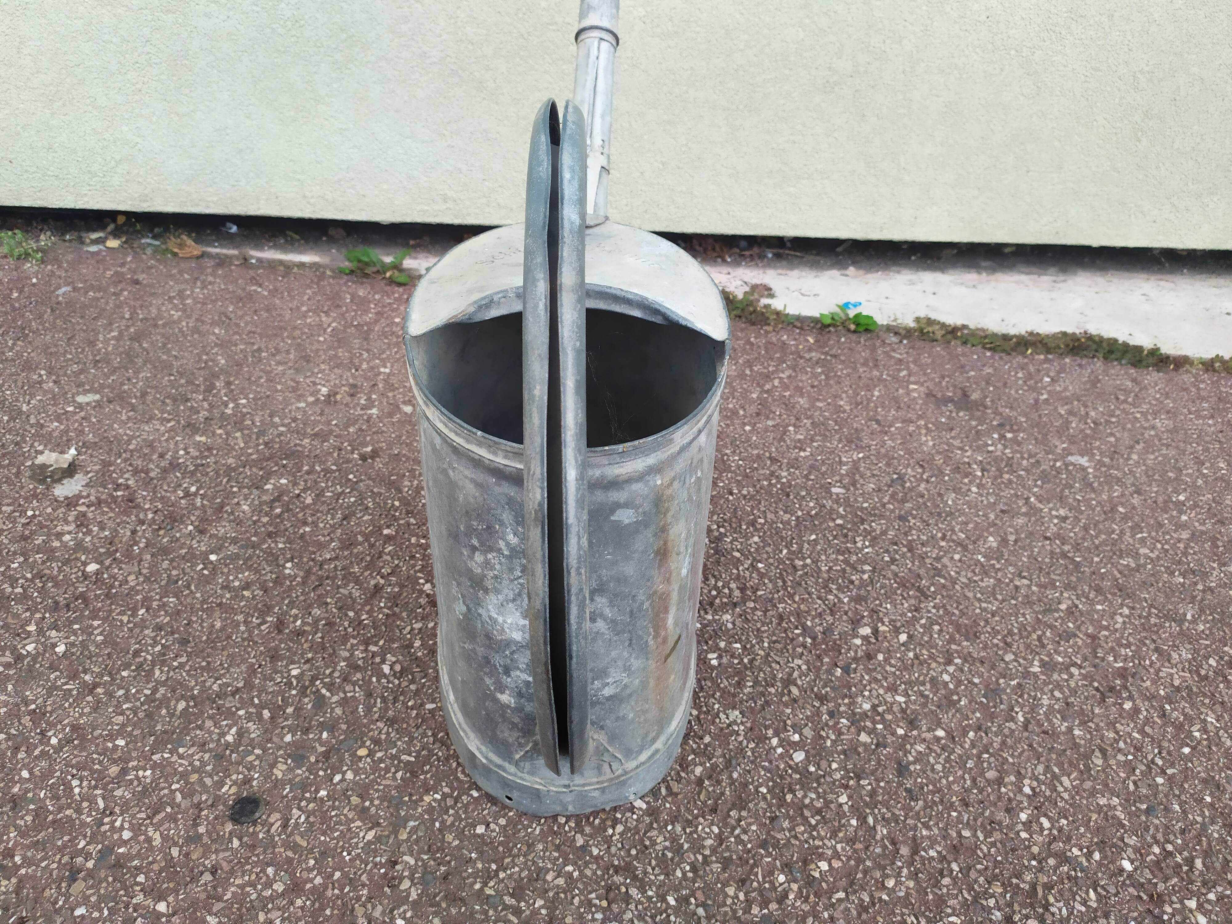 Zinc watering can + pommel - german