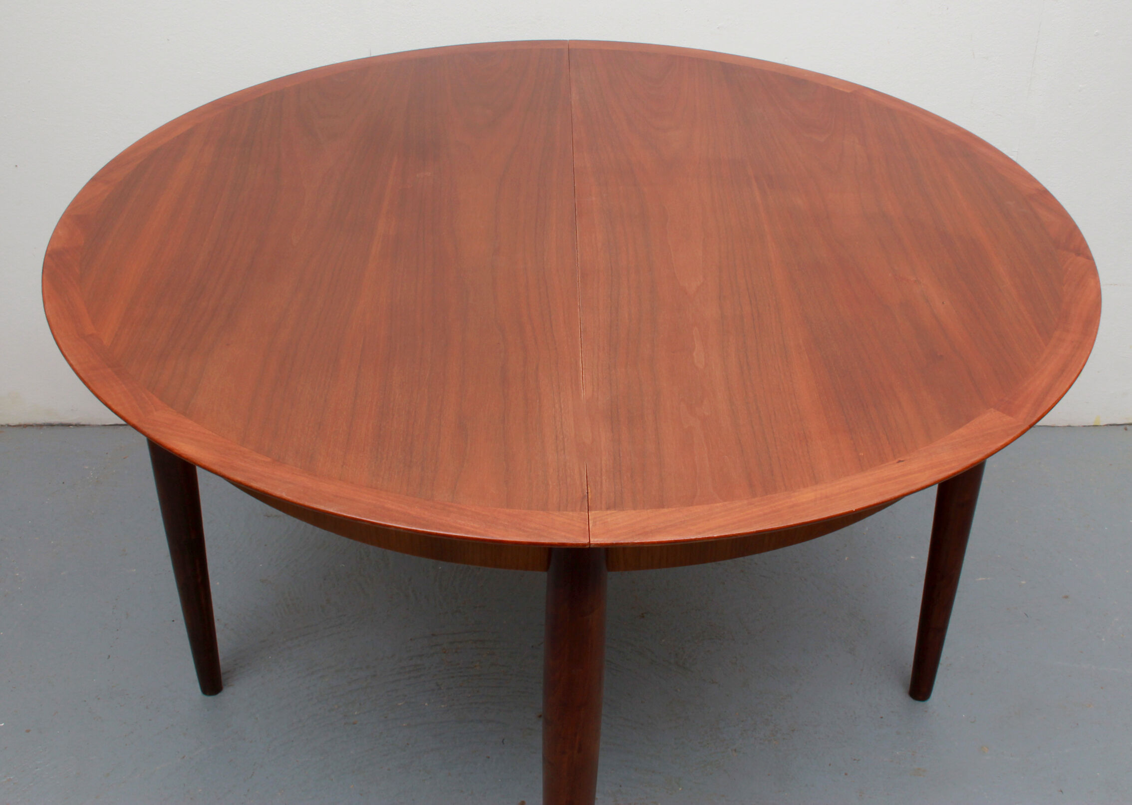 1960s extendible diningtable walnut by Lübke