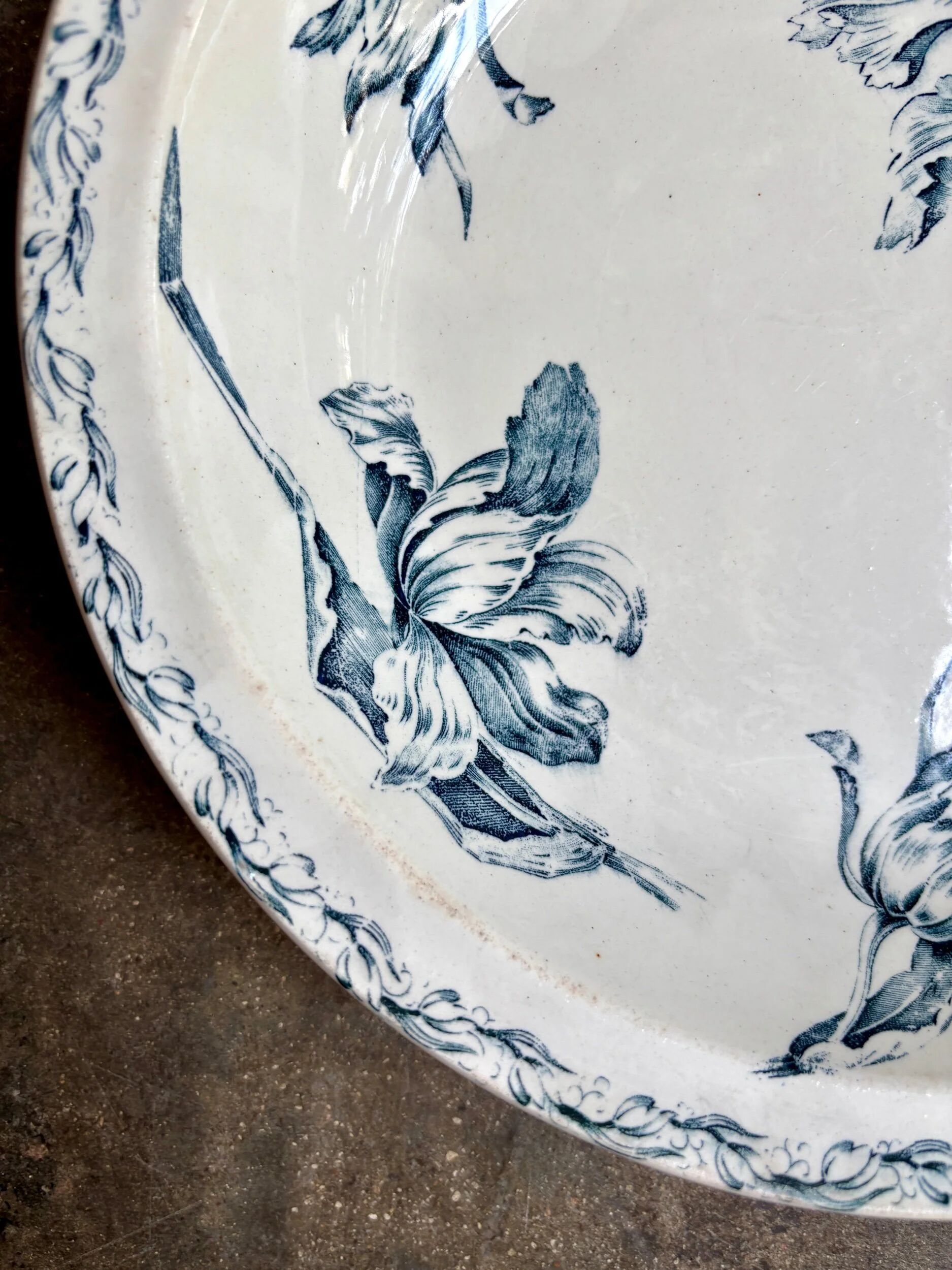 Shallow round plate Lunéville in blue ironstone, "Tulip" service.