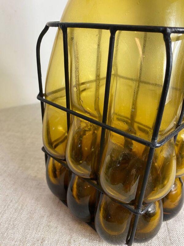 Carafe en verre enchâssée dans du fer forgé