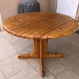 Vintage round table in solid pine