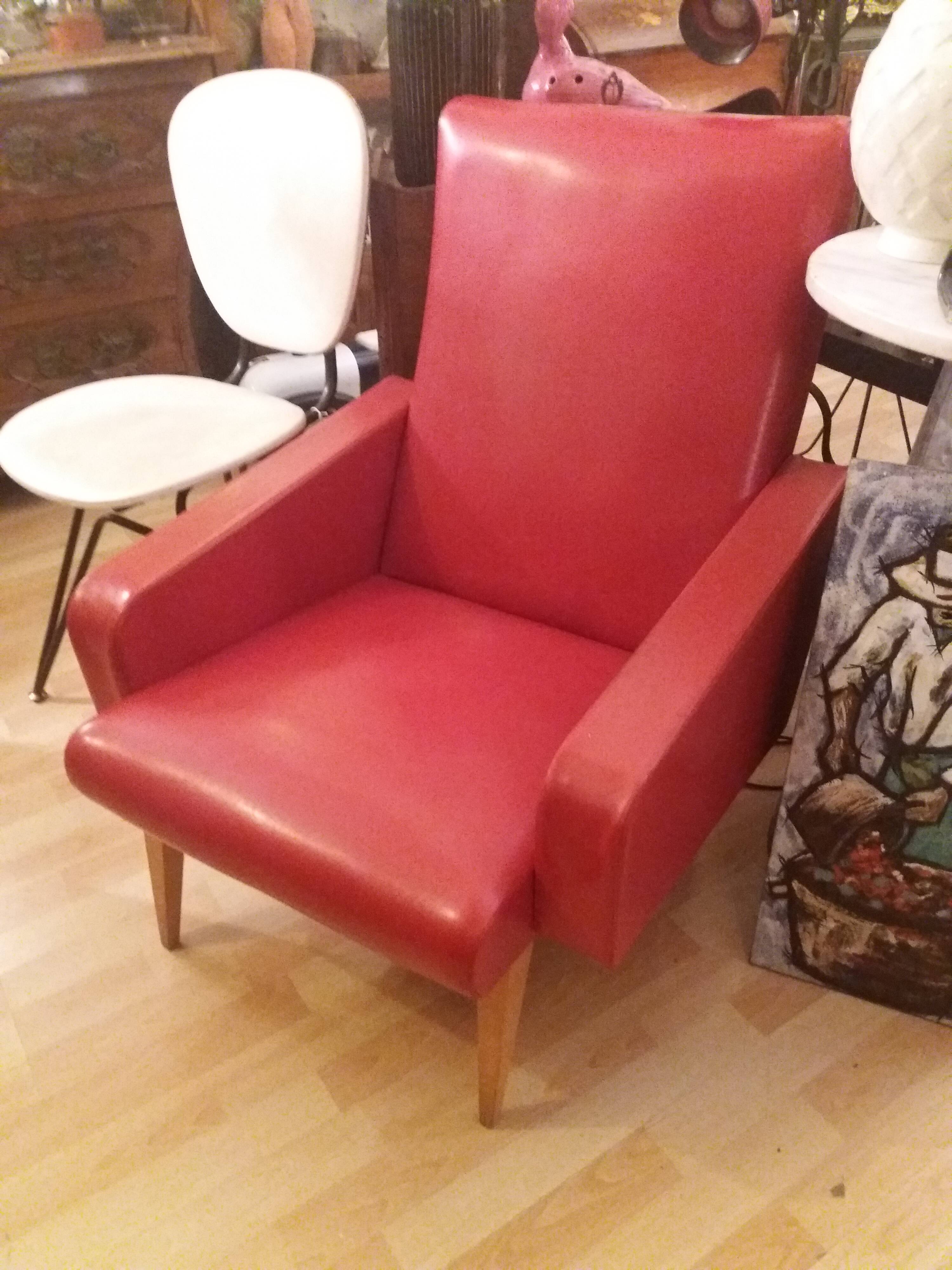 Fauteuil en skai rouge et pieds compas vers 1950