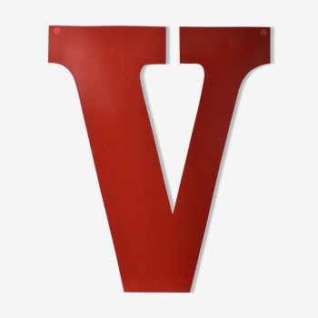 Lettre industrielle "V" en métal rouge