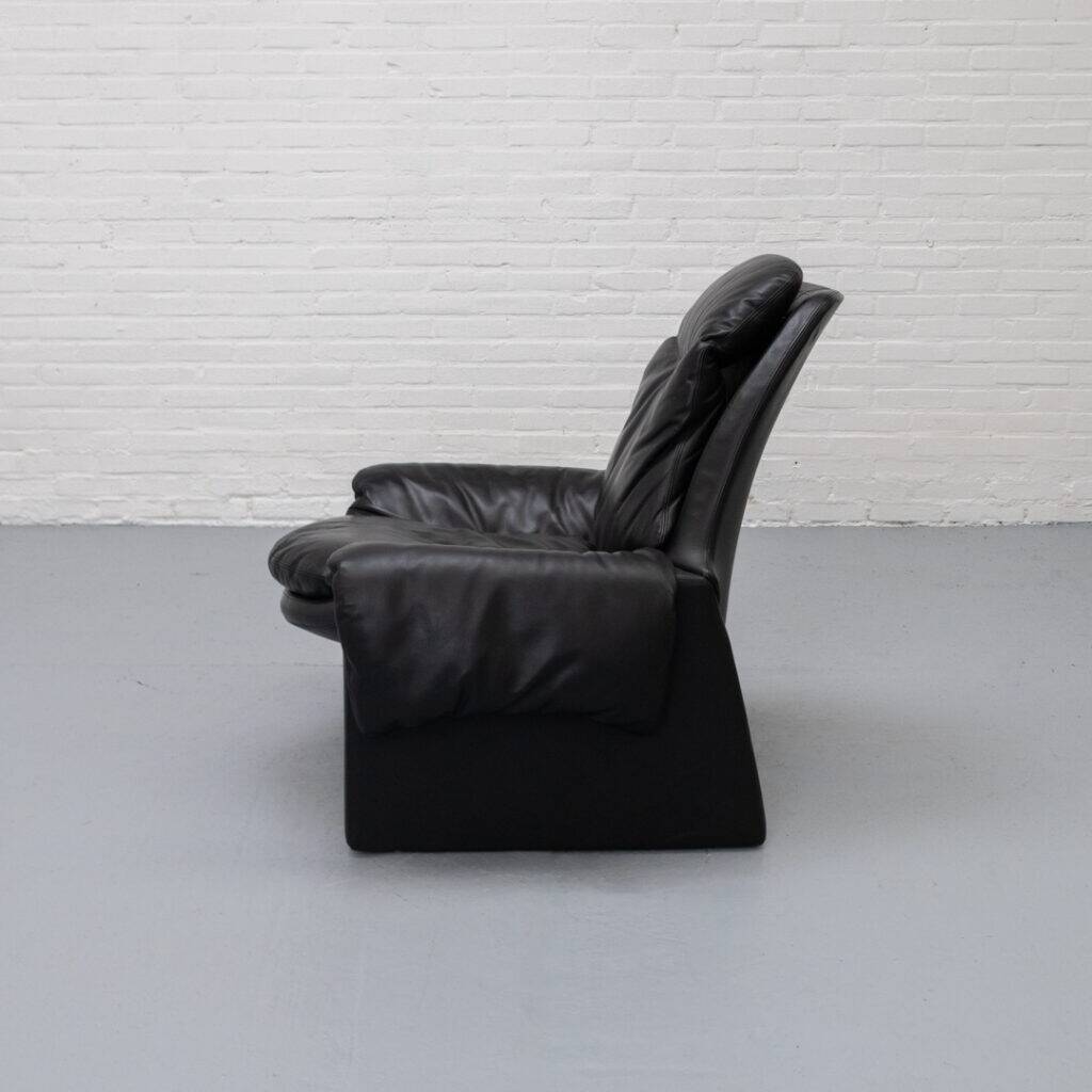 Saporiti Italia P60 armchair with ottoman