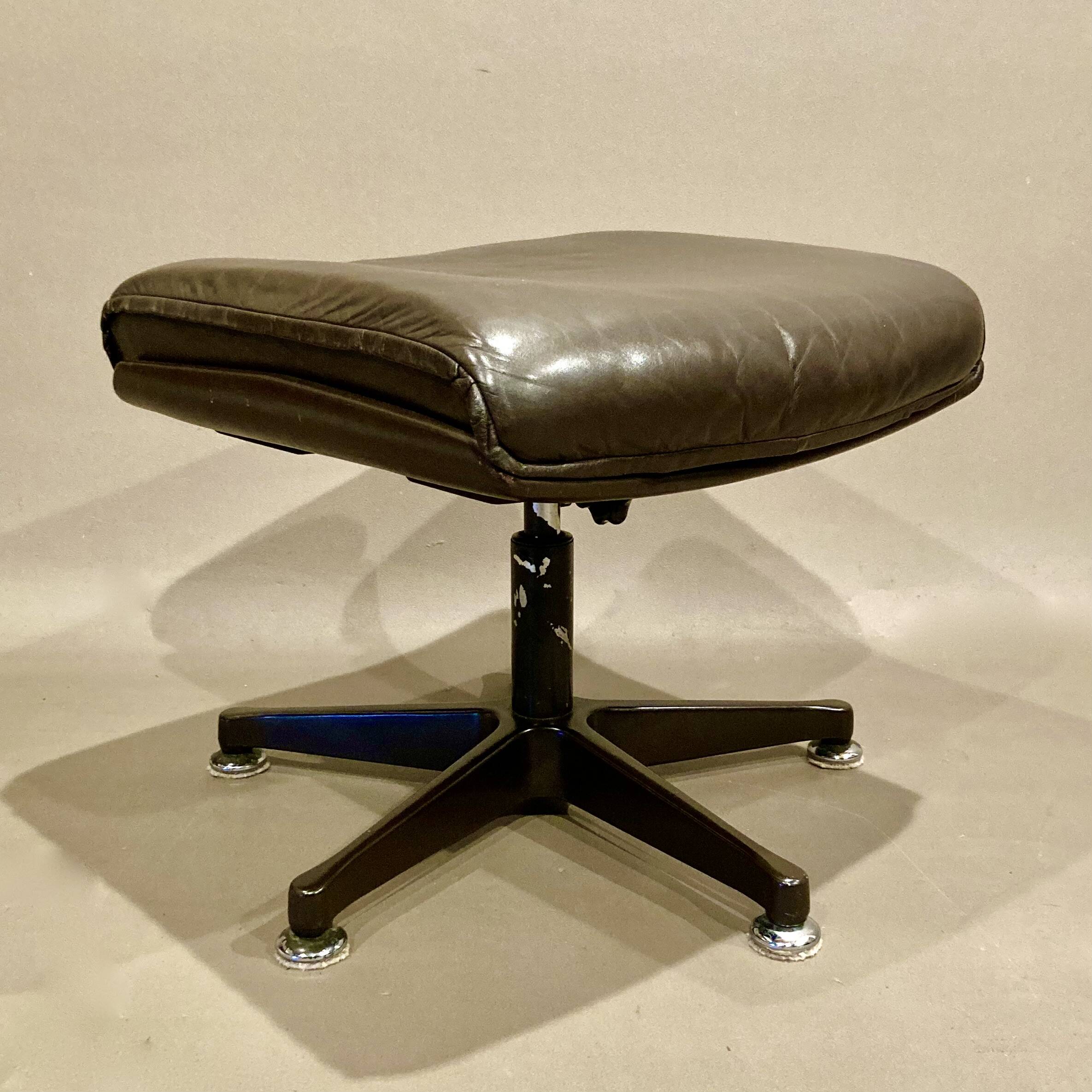 Fauteuil et ottoman en cuir, 1960