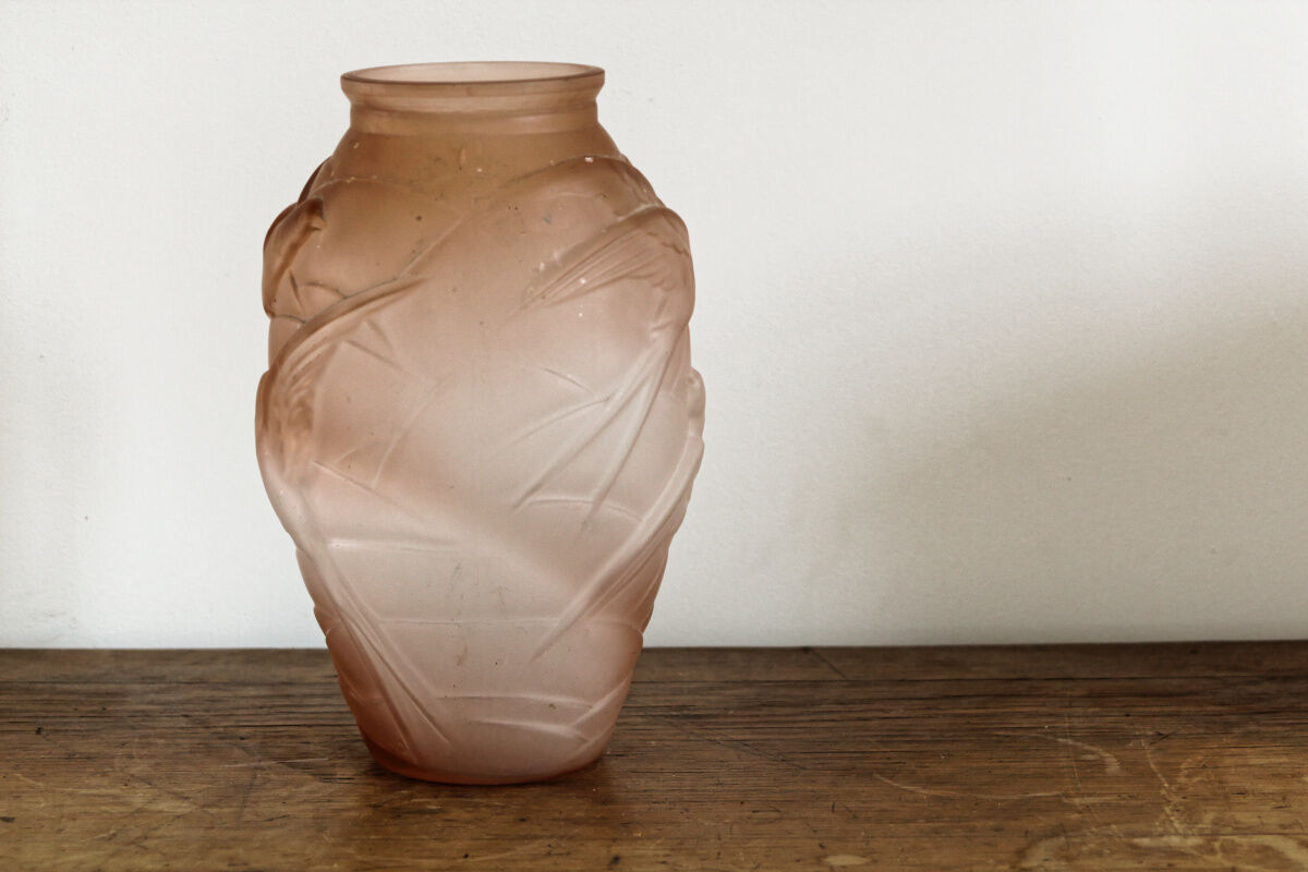 Vase en verre moulé art déco