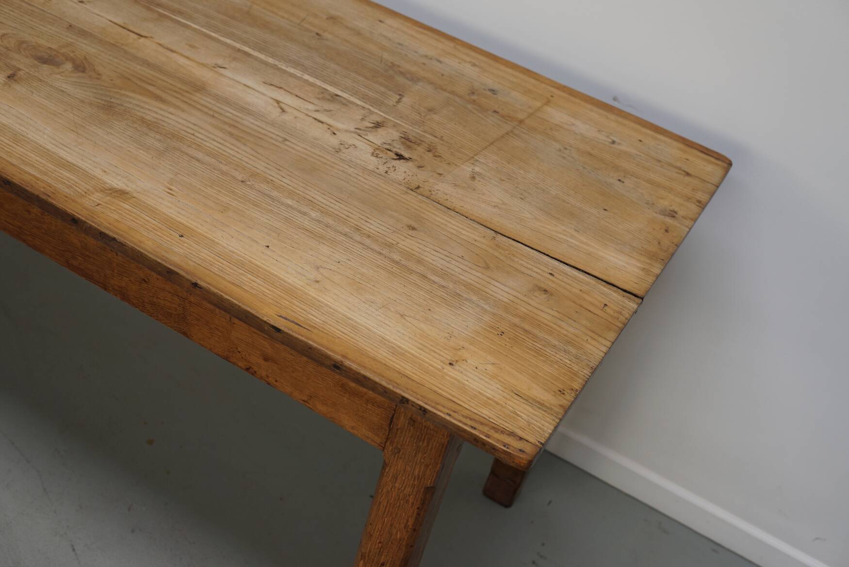 Table à manger rustique en chêne antique du début du 20e siècle.