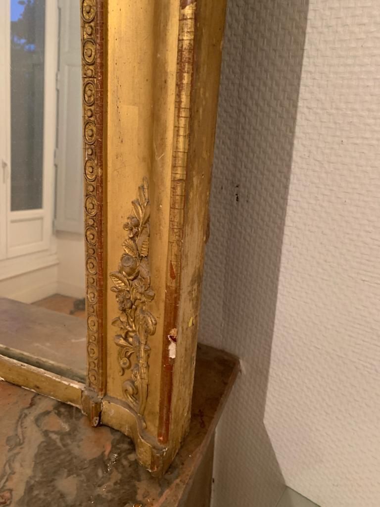 Nineteenth century mirror in wood and stucco gilded with rich gold leaf ornamentation, 101x127 cm