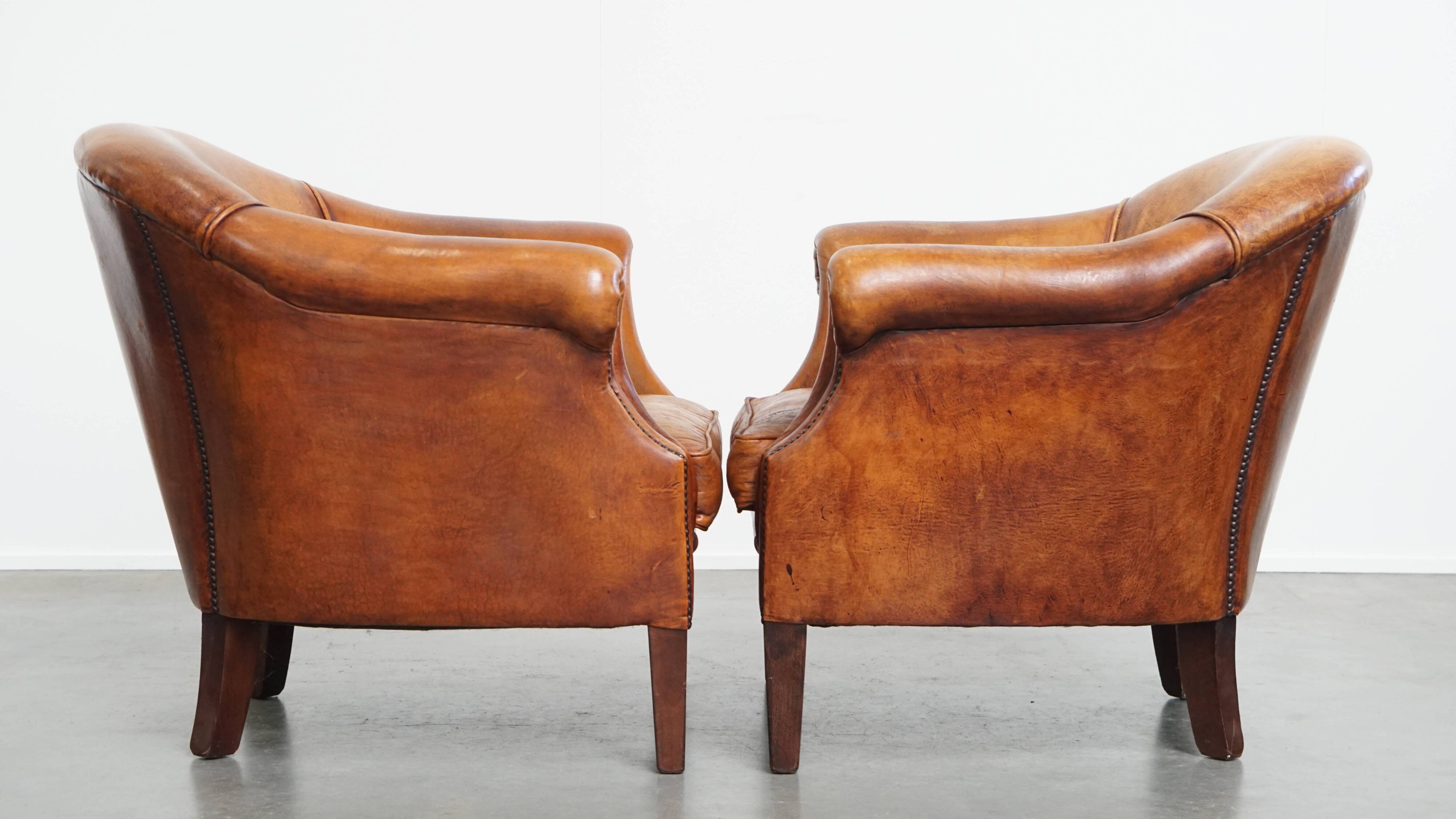 Set of 2 club chairs made of sheepskin leather