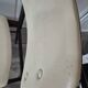 chaise vintage ossature bois pied compas avec metal sur le devant dosseret t assise cuir ecru