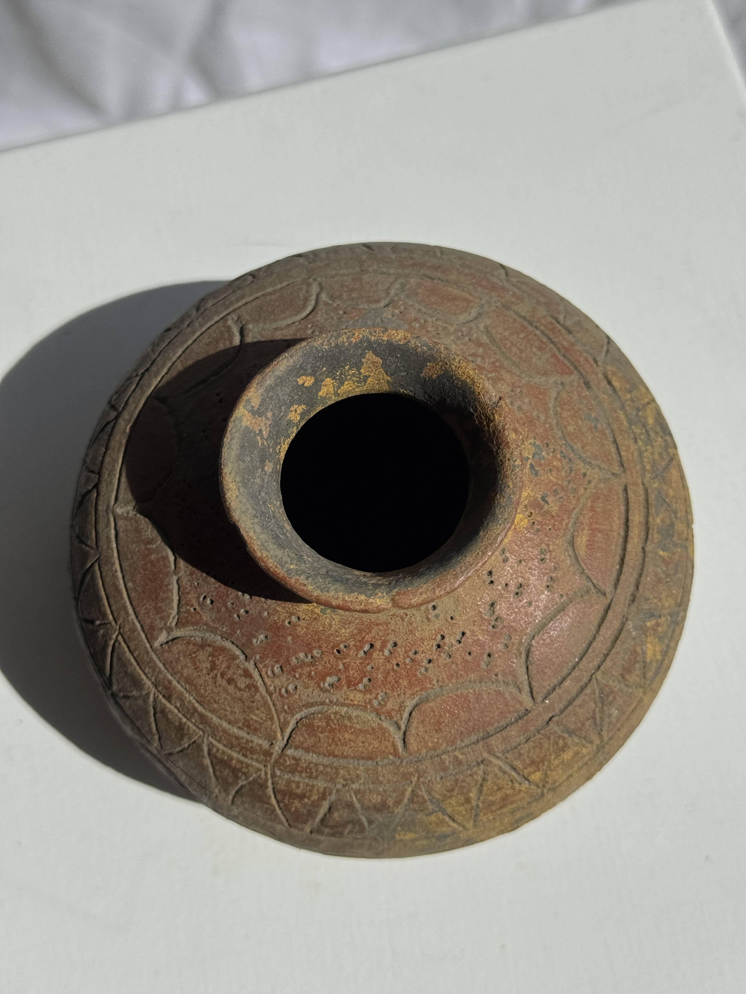 Small round ancient vase in engraved terracotta, Indonesian polychromy H10 D1