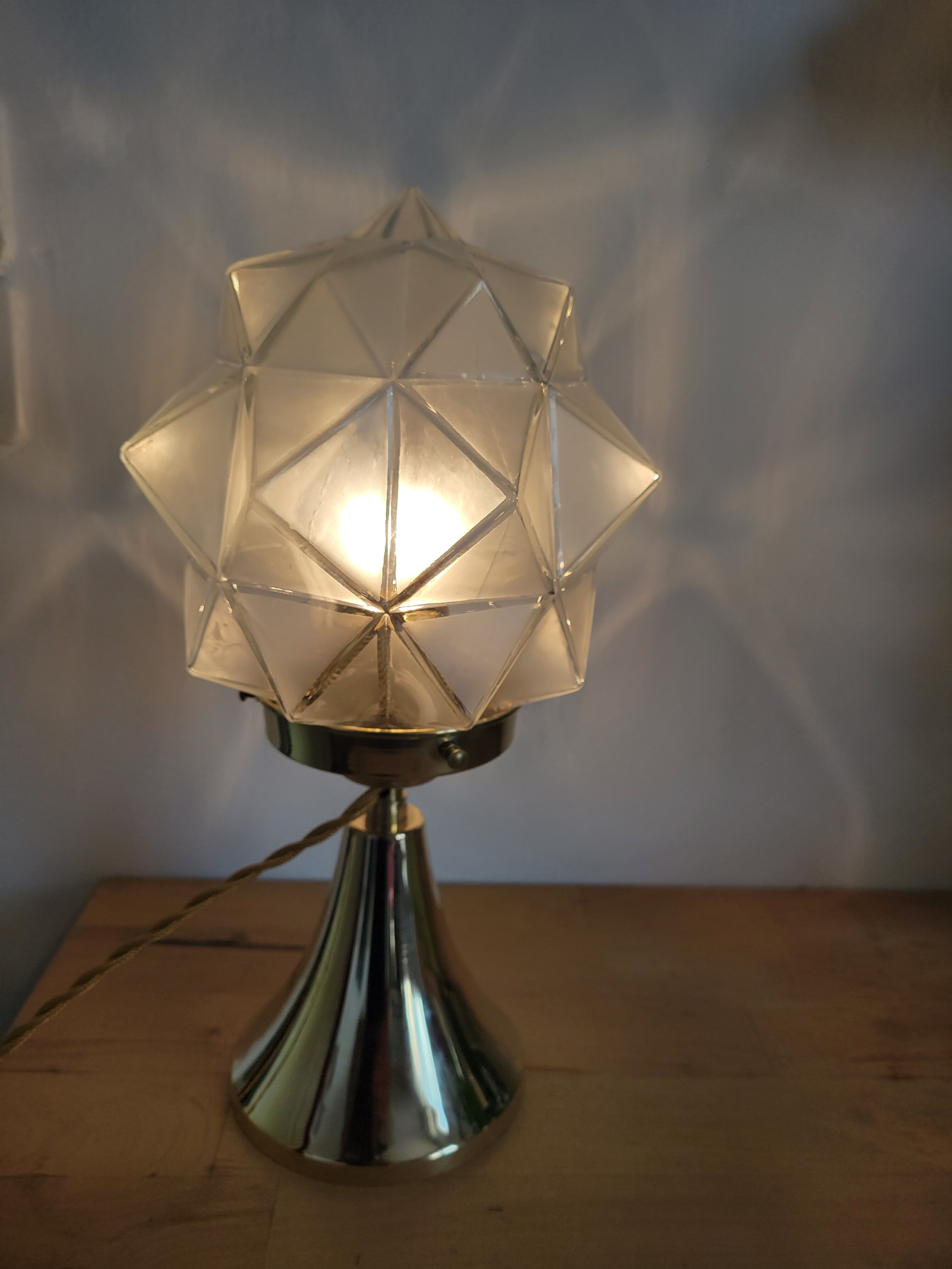 Lampe en laiton avec globe à facettes