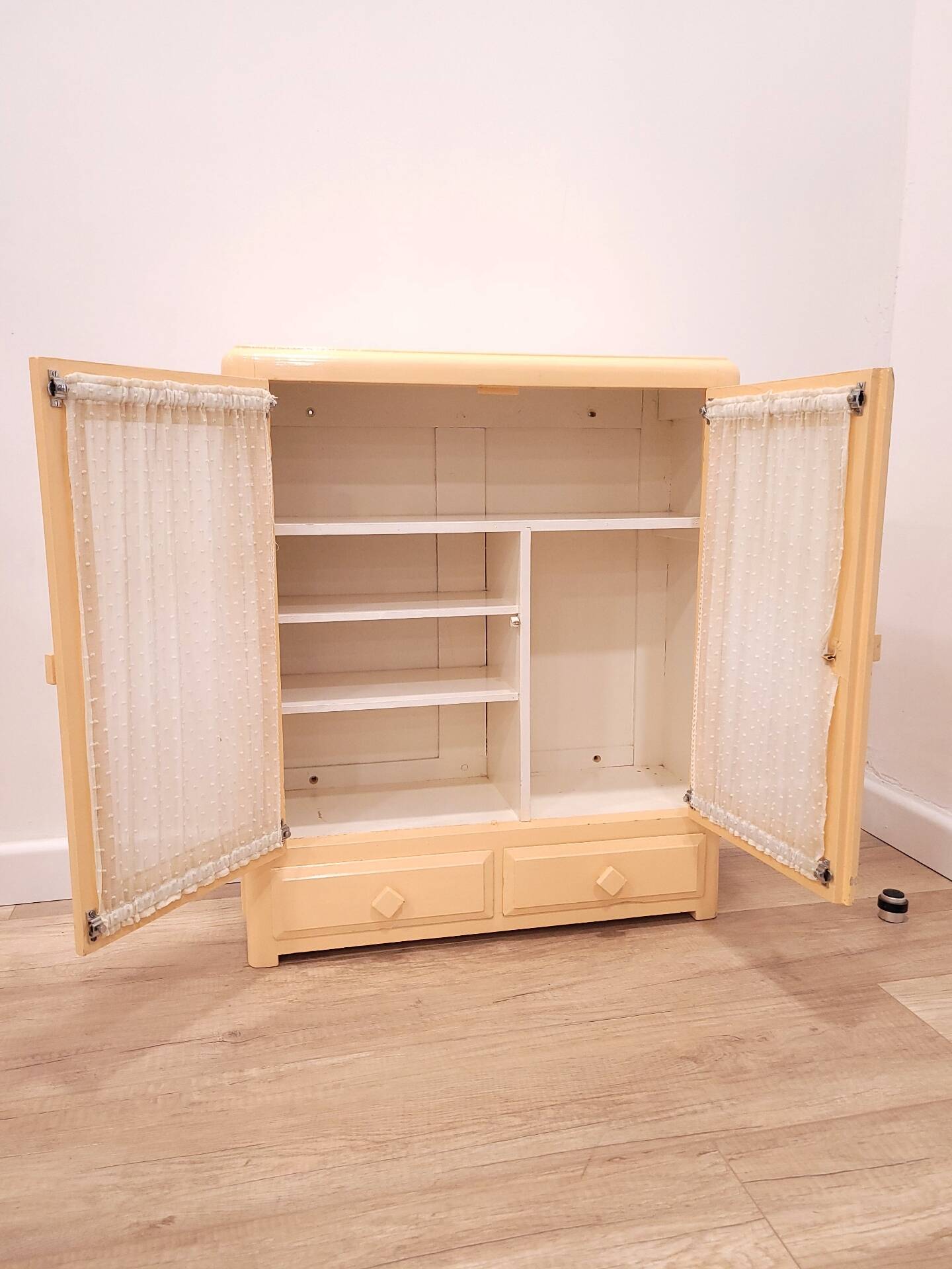 Wall cabinet