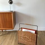 grand porte-revues en osier / rotin et fer noir années 70