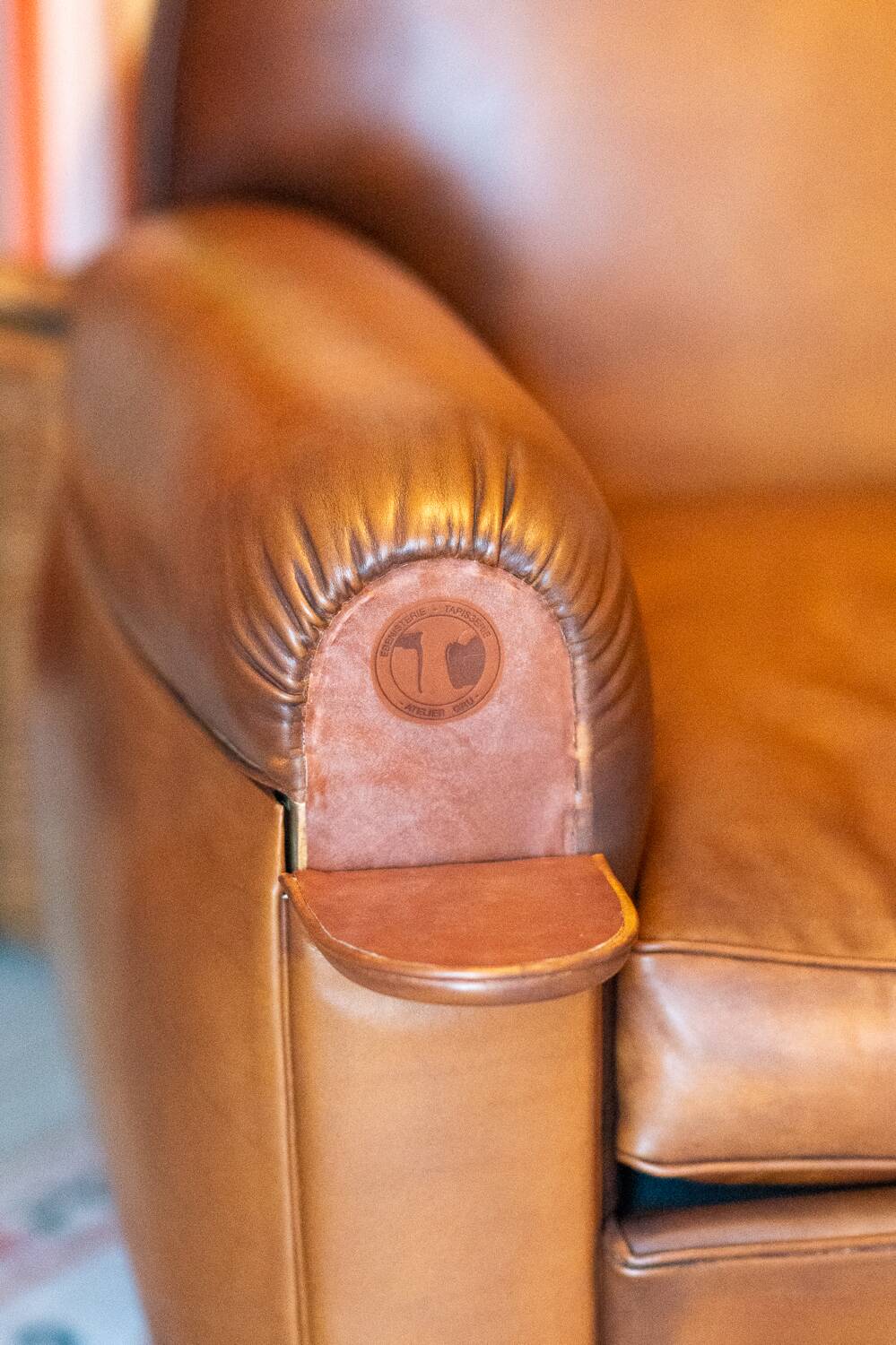 Club armchair with armrest box