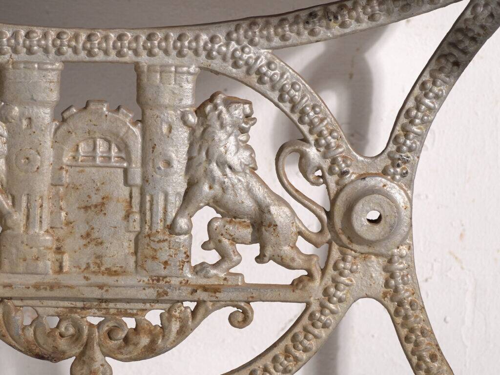 Table de jardin ancienne en fonte – Europe centrale, vers 1900