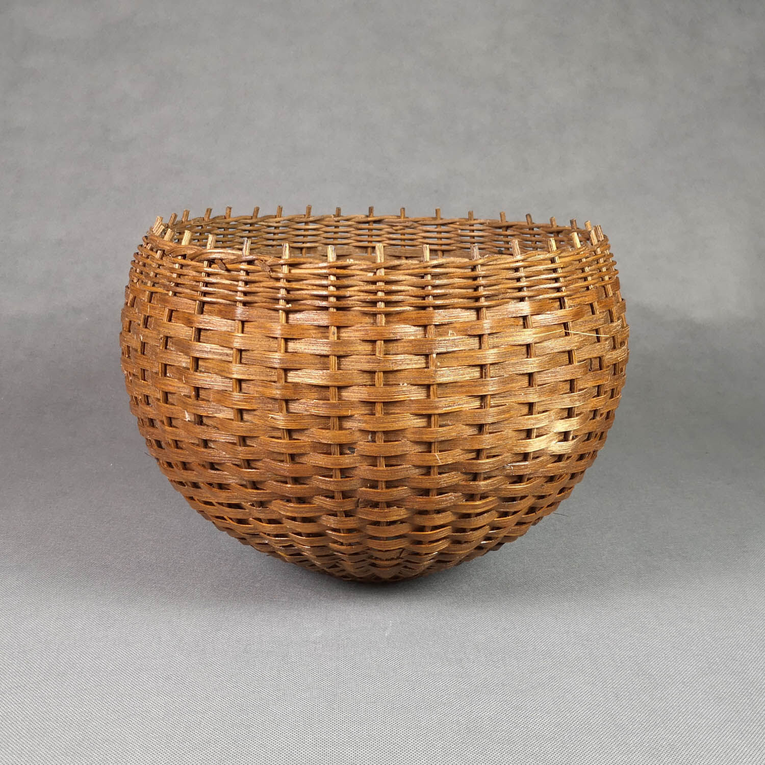 Vintage wicker ball suspension