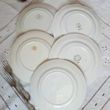 Assiettes plates anciennes dépareillées en faïence avec doré accompagnées d'un plat