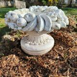Paire de jardinières rondes sur pied - coupes de fruits en pierre
