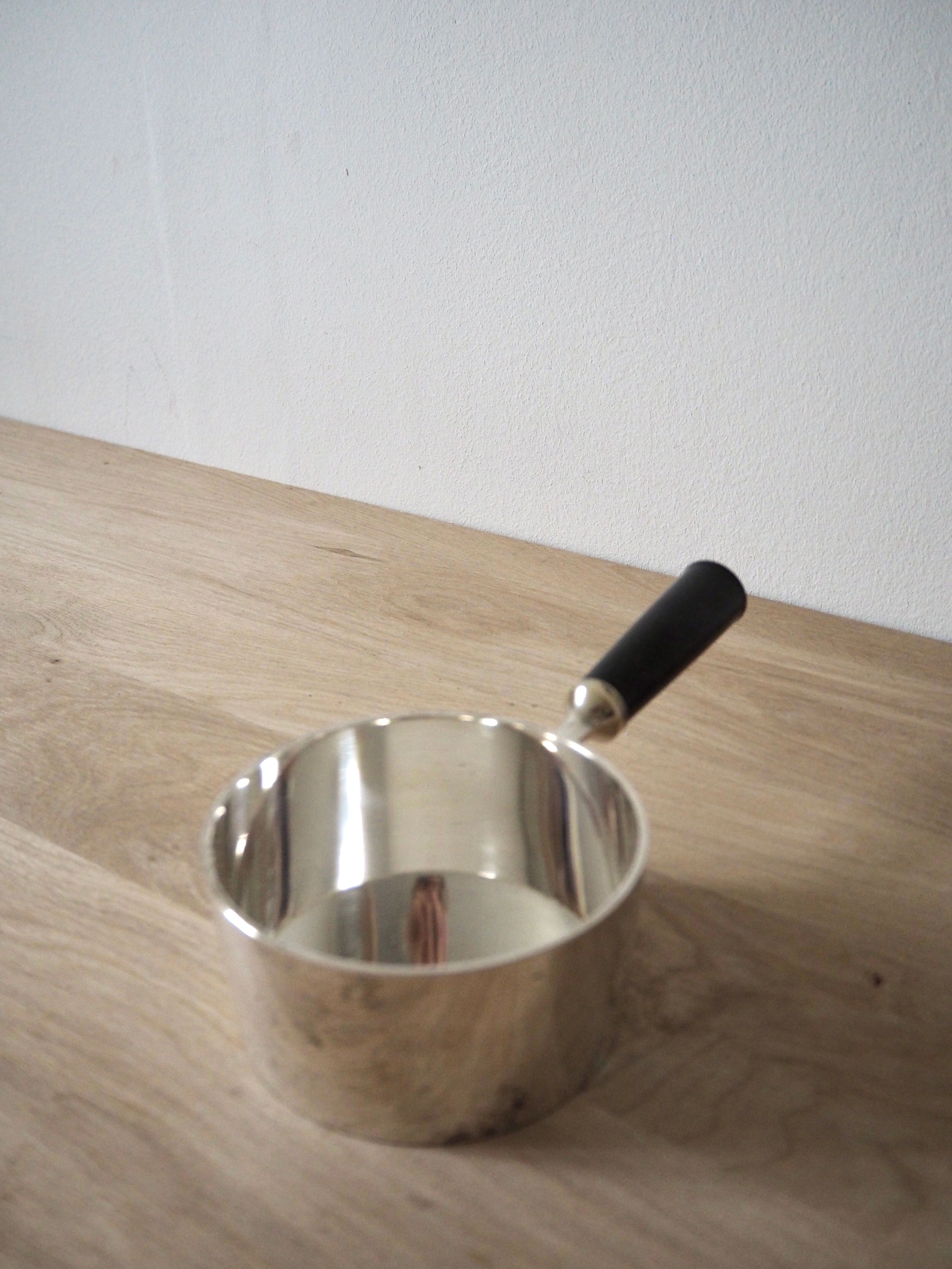 Pot à sauce en argent avec manche