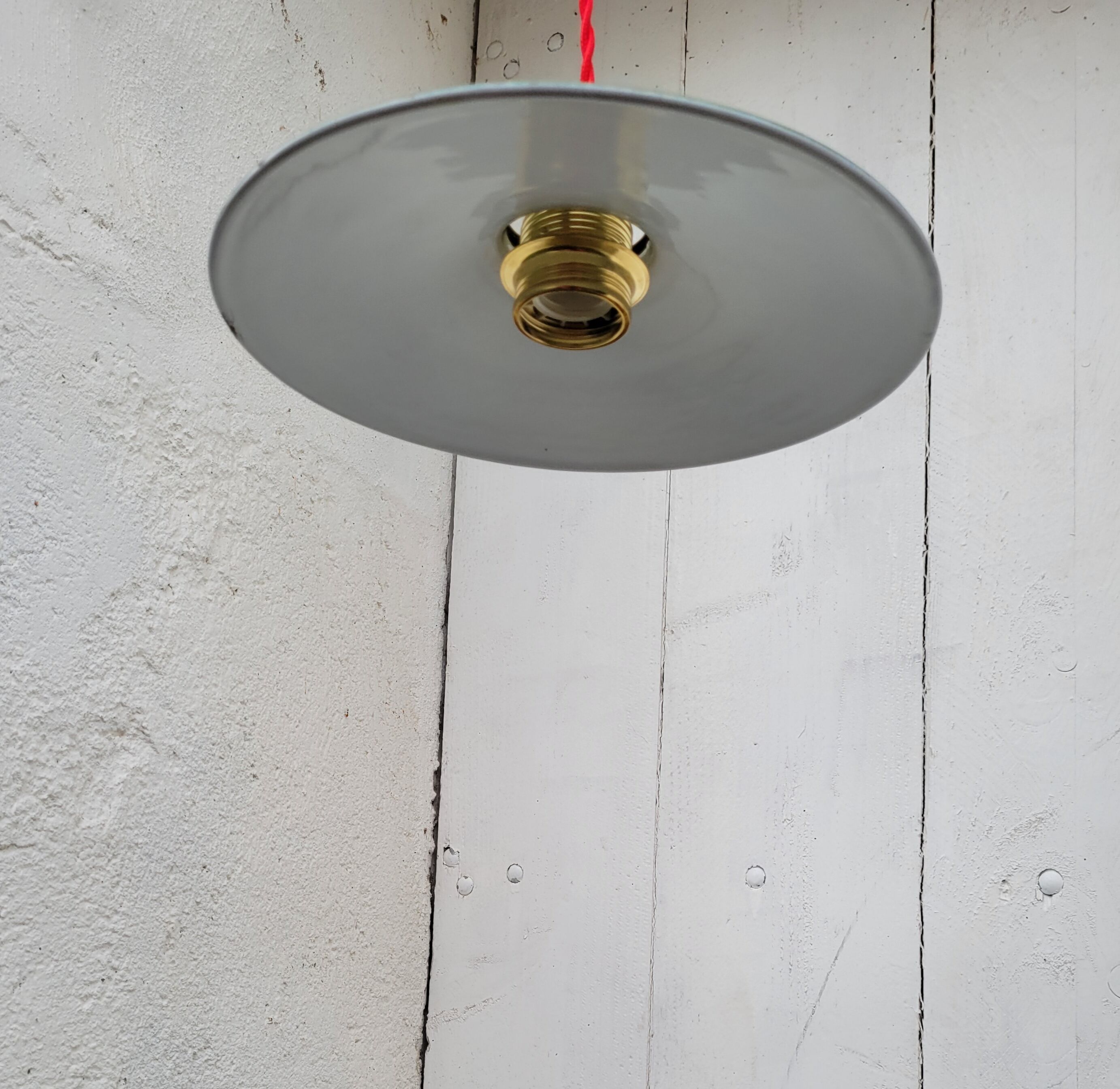 Enamelled sheet metal suspension