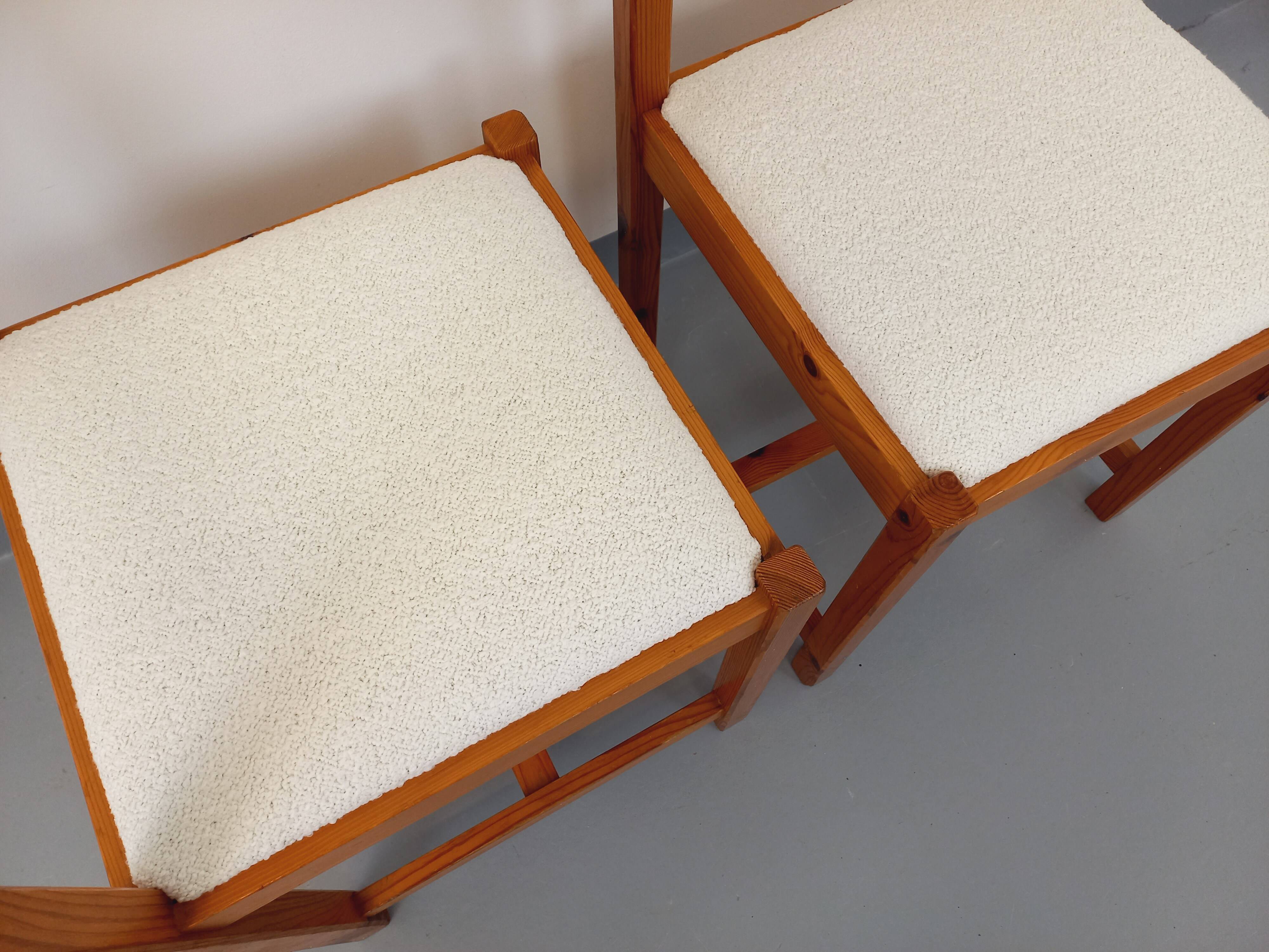 Pair of vintage chairs in pine and white terry fabric from the 70s