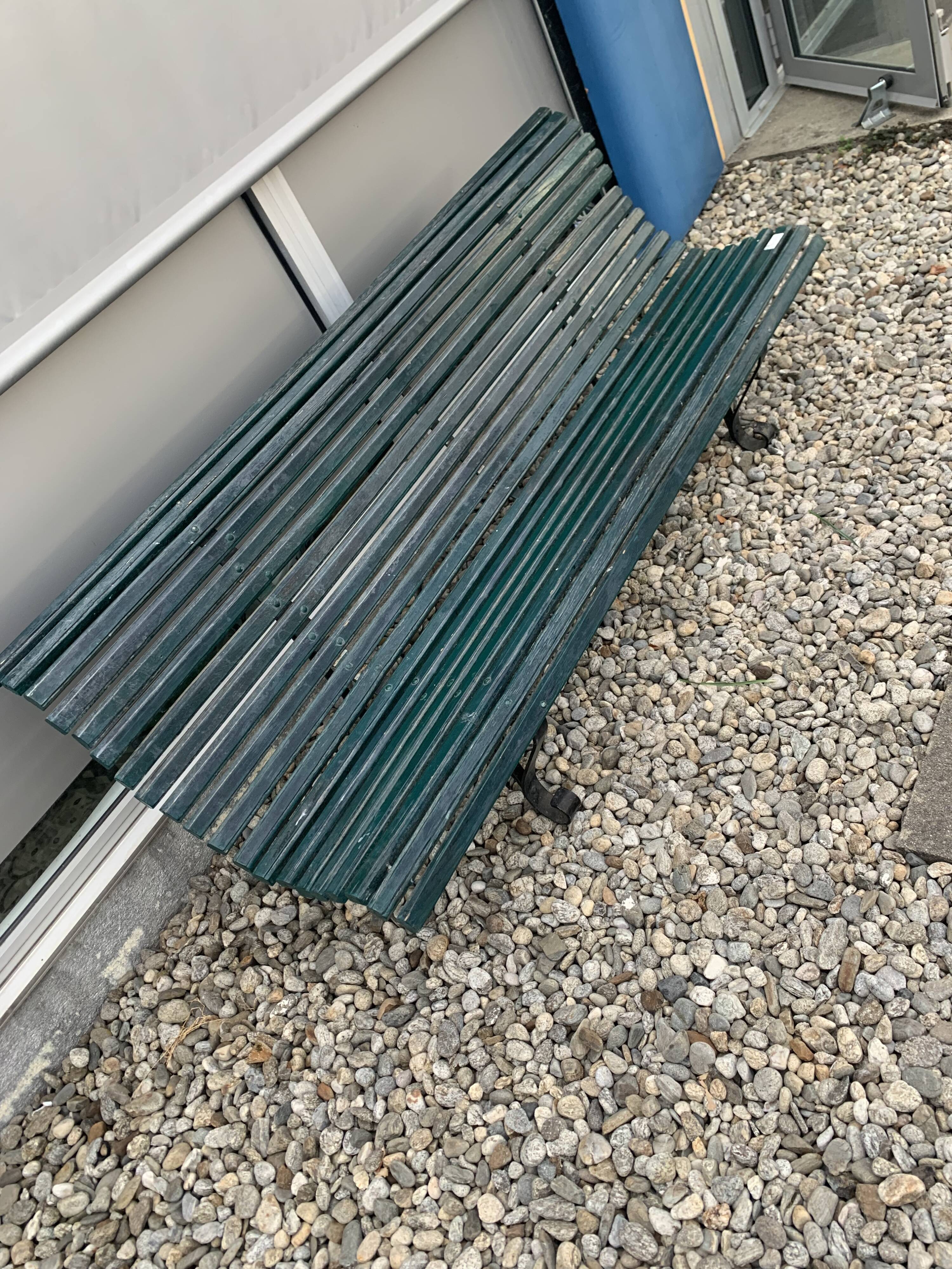 Garden bench in metal foot slats