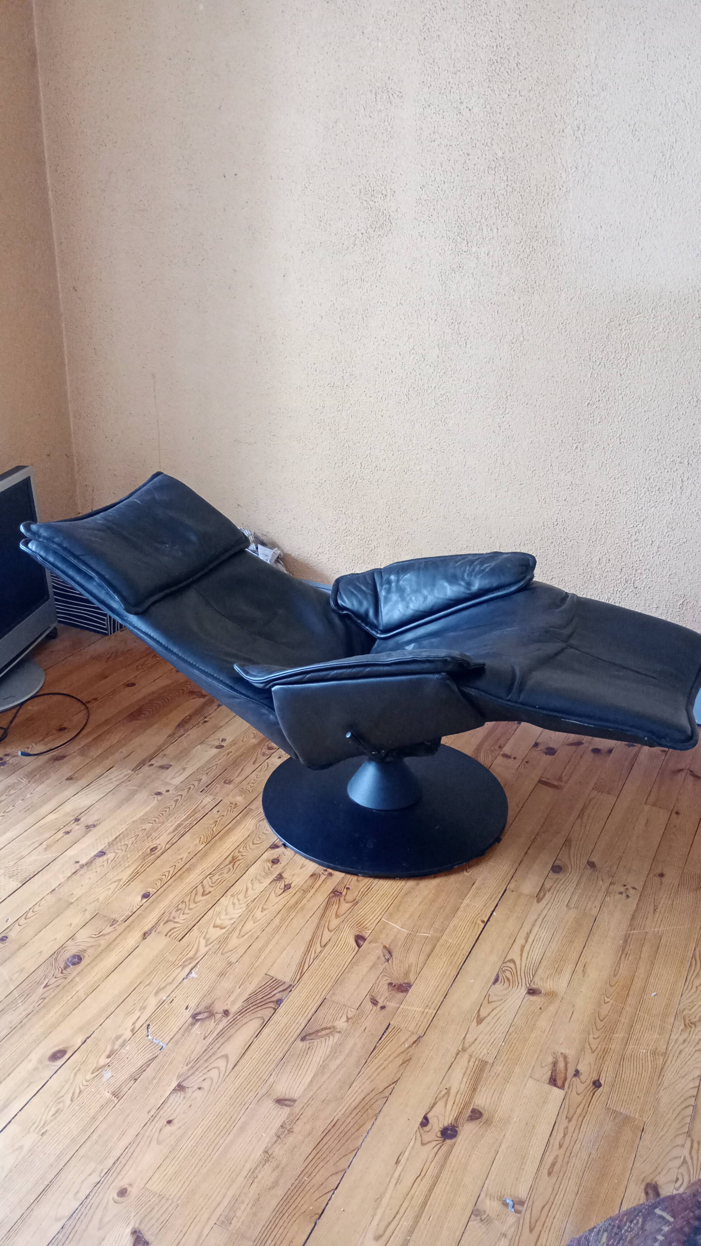 Armchair by designer Hjellegjerde. Contura Zero Gravity model for Modi.
