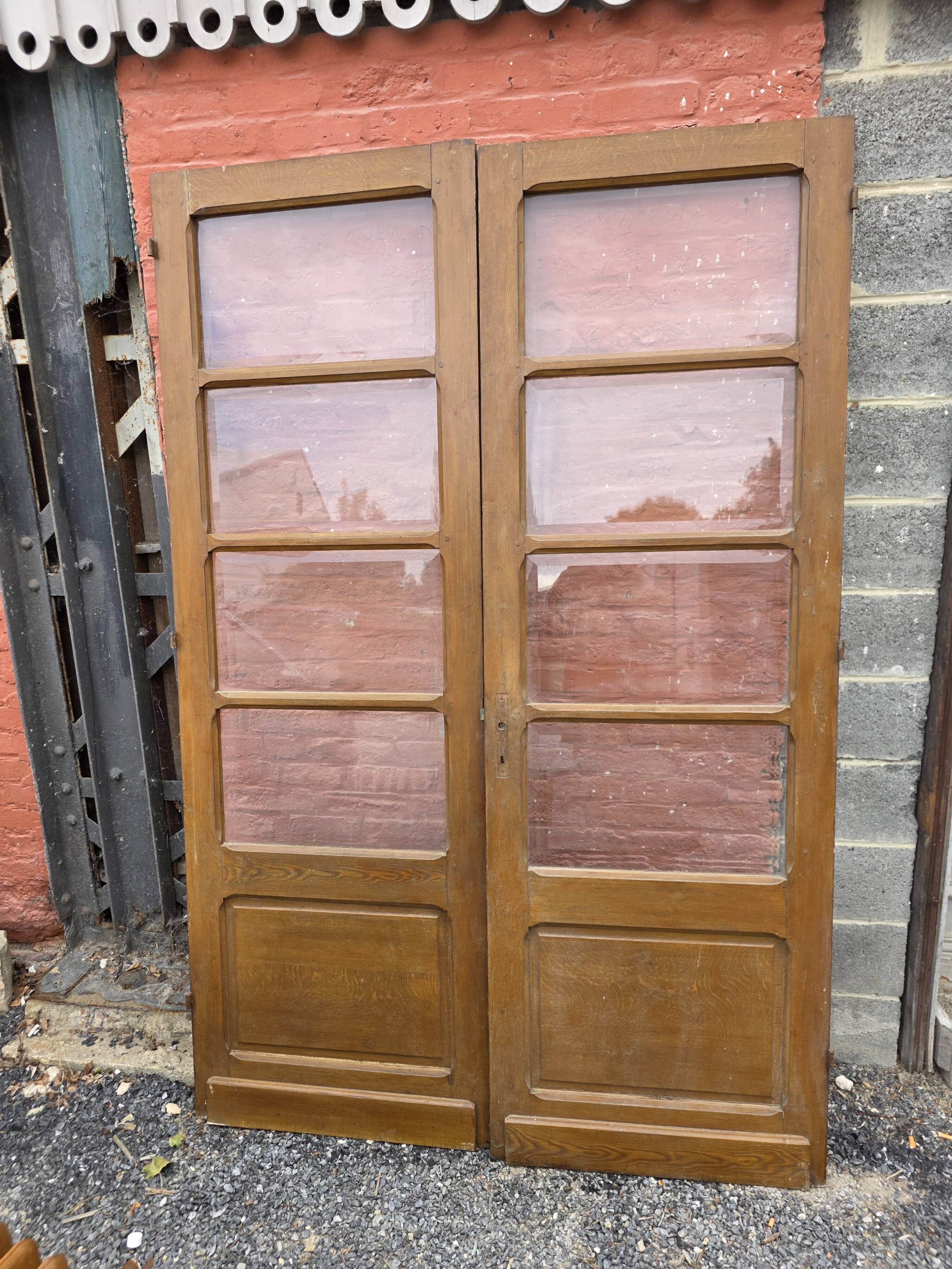 Paire de portes de séparation anciennes, verres biseautés