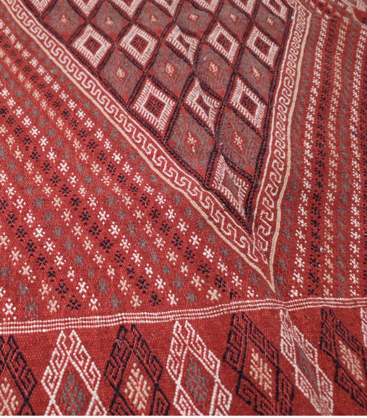 Hand-woven red margoum carpet