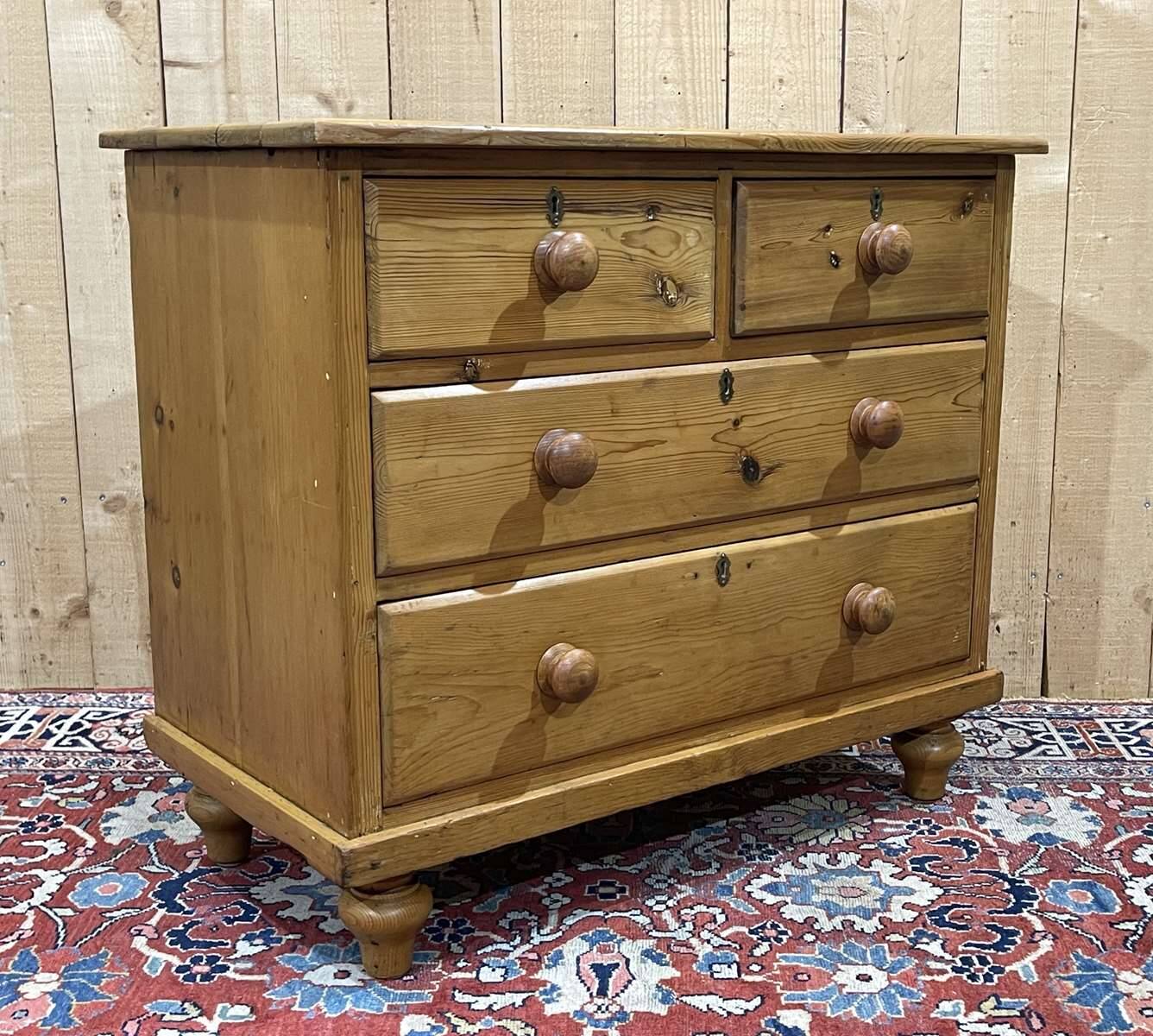 English chest of drawers from the end of the 19th century in fir