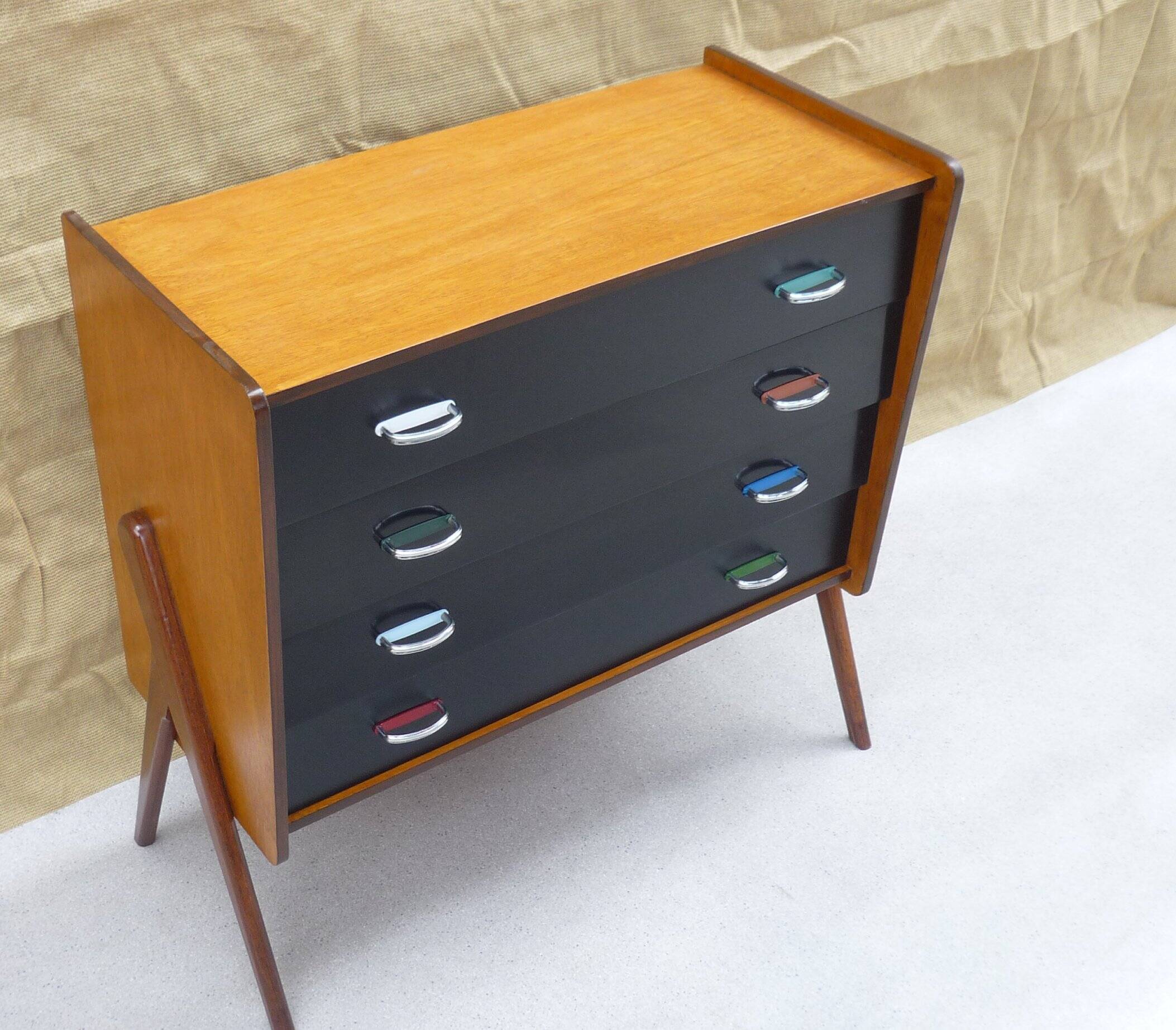 Vintage chest of drawers with 4 drawers