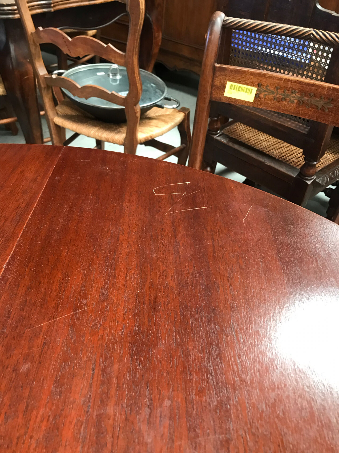 Round extendable dining table for six people, mahogany.