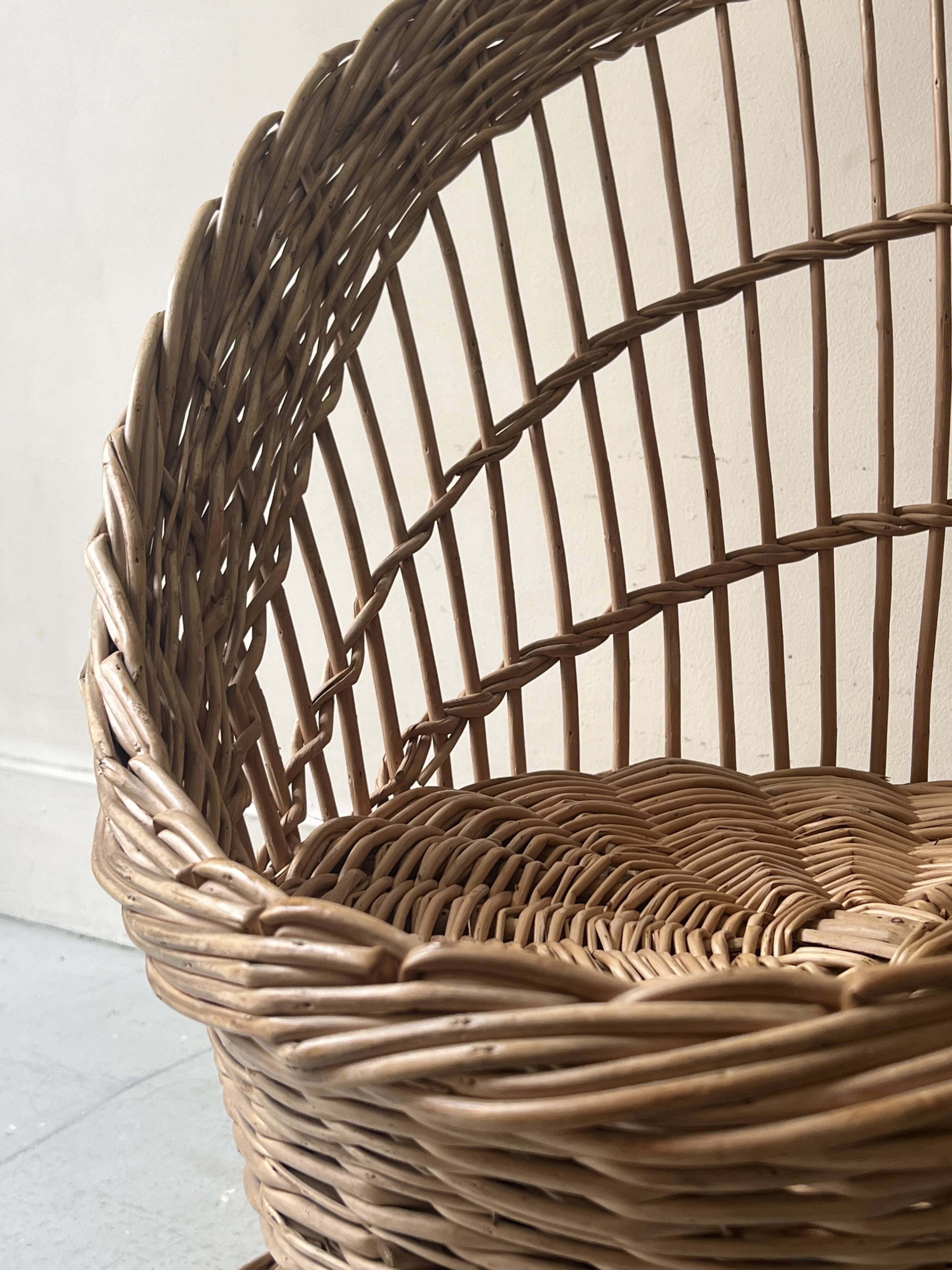Fauteuil vintage corbeille en rotin tressé, vers 1970