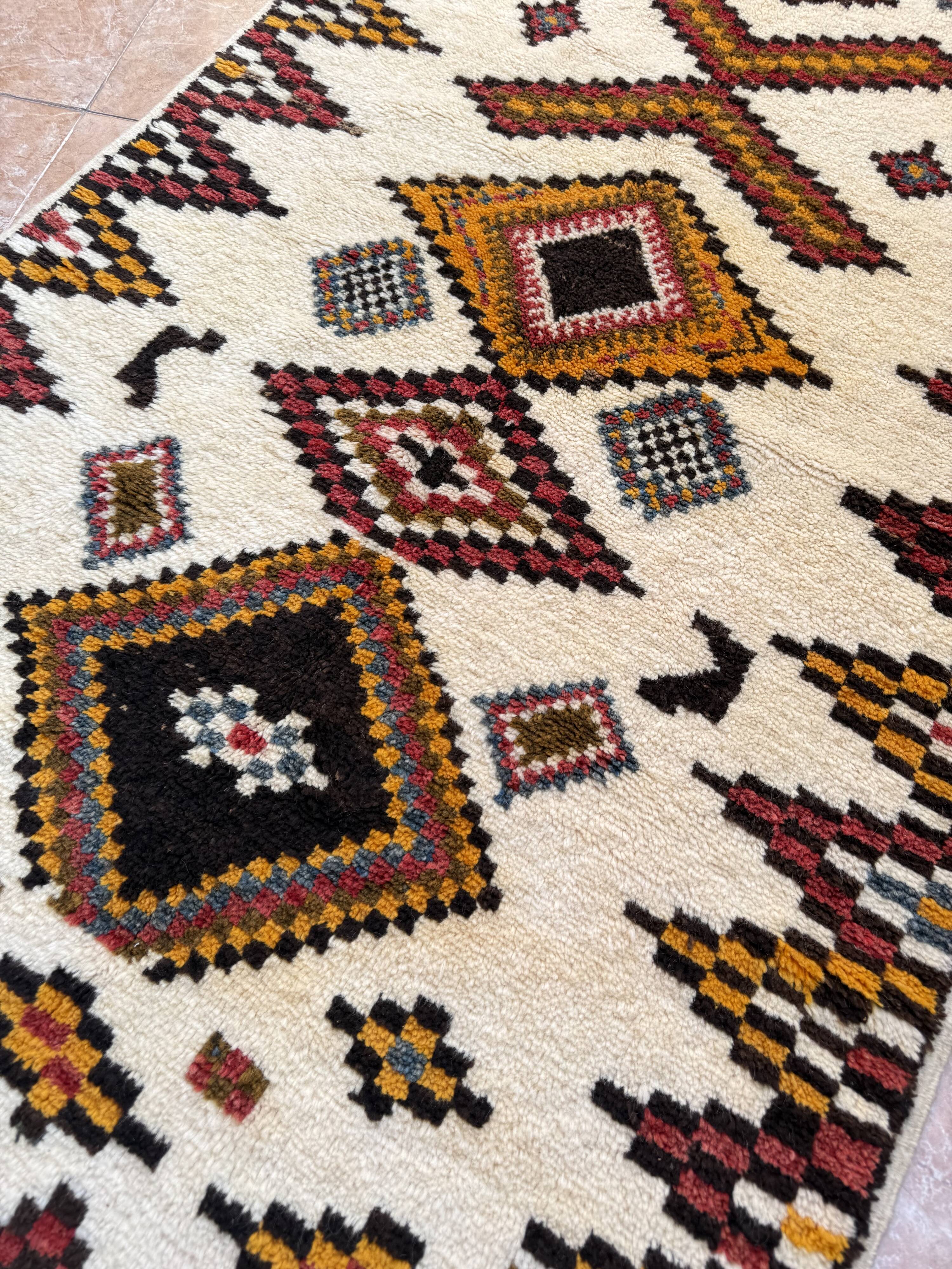 Handmade Berber rug: Moroccan wall decoration (190 cm x 108 cm)