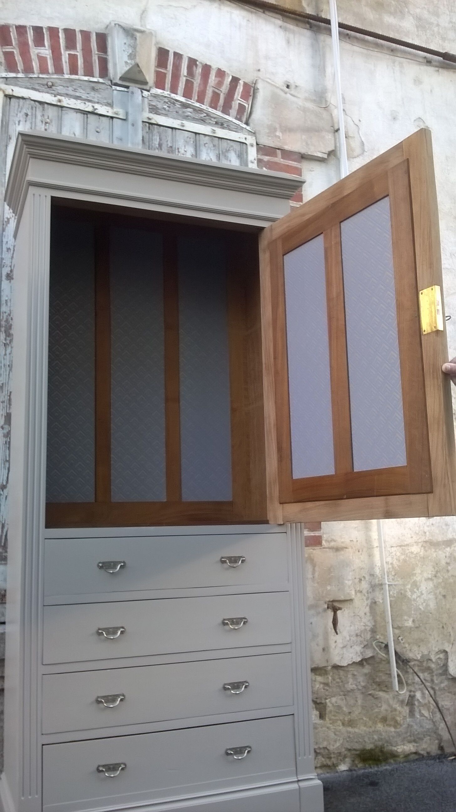 Parisian hotel wardrobe from the 1930s